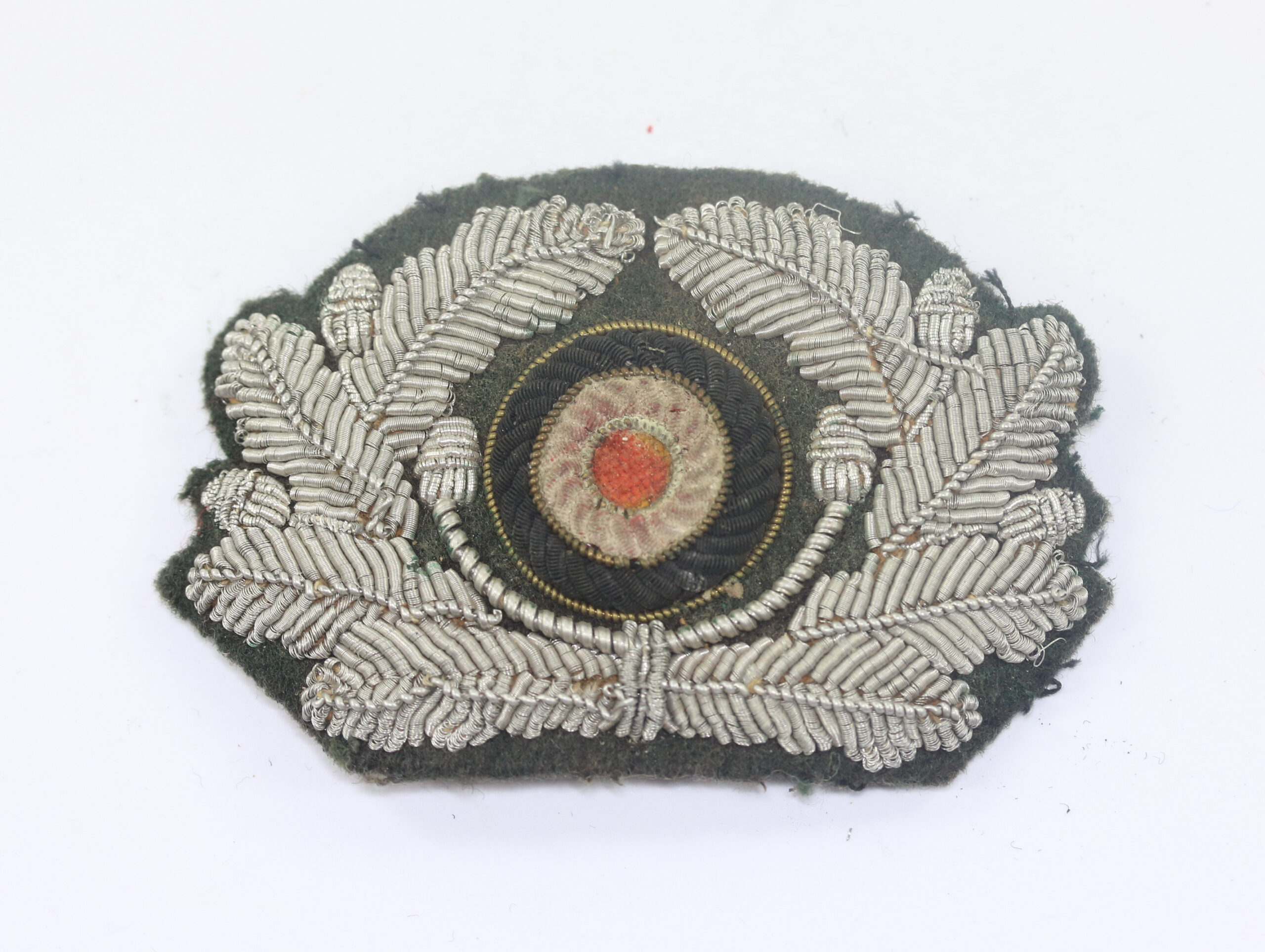  Wehrmacht Heer, Schirmmützeneichenlaub und Korkade für Offiziere (Stoff) – Bild 1