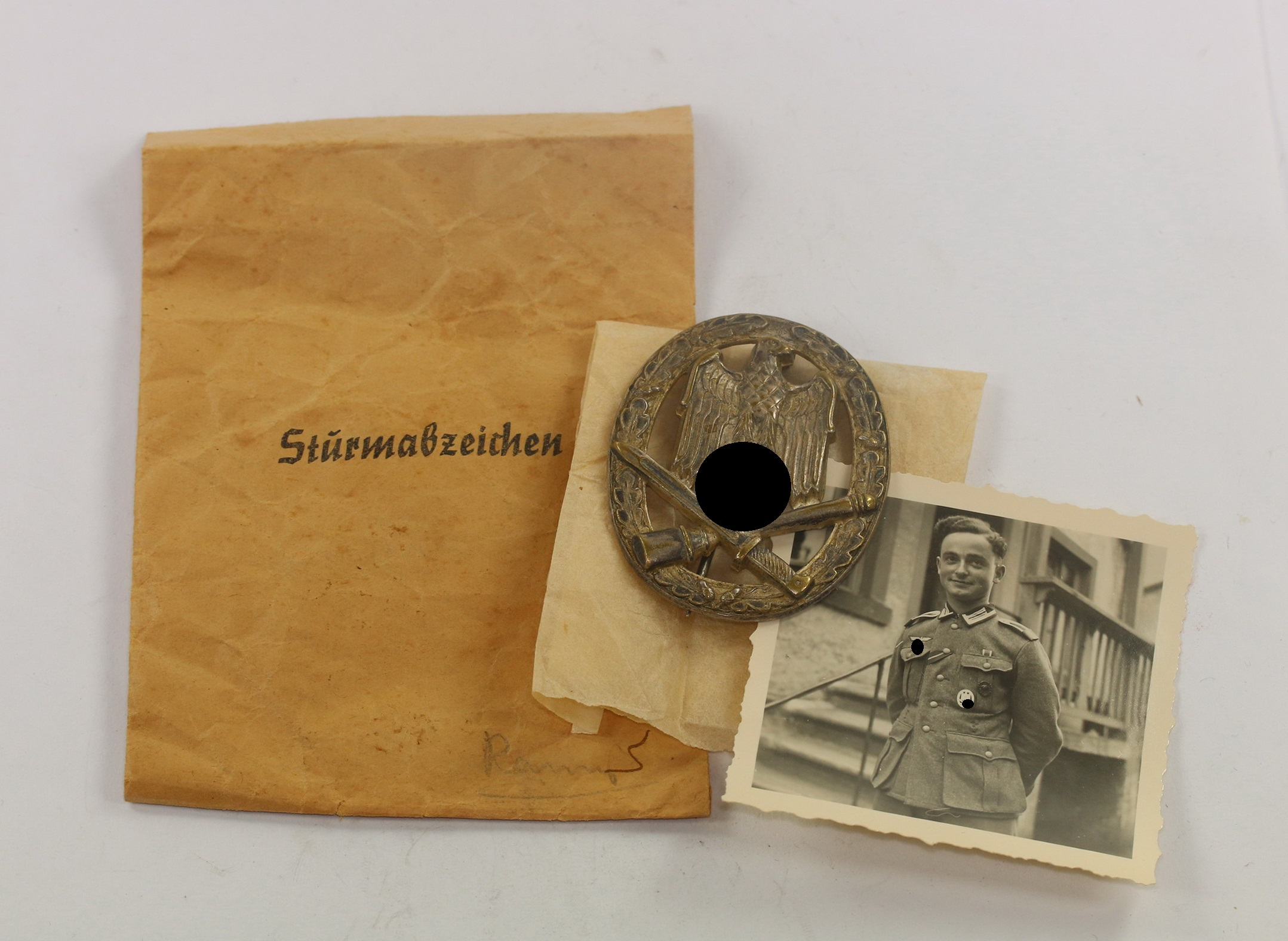 allgemeine_sturmabzeichen_wilhelm_deumer_buntmetall_in_verleihungt_te_wilhelm_deumer_l_denscheid_tr_gerfoto_1__1 Allgemeine Sturmabzeichen, Wilhelm Deumer (Buntmetall), in Verleihungtüte Wilhelm Deumer, Lüdenscheid + Trägerfoto – Bild 1