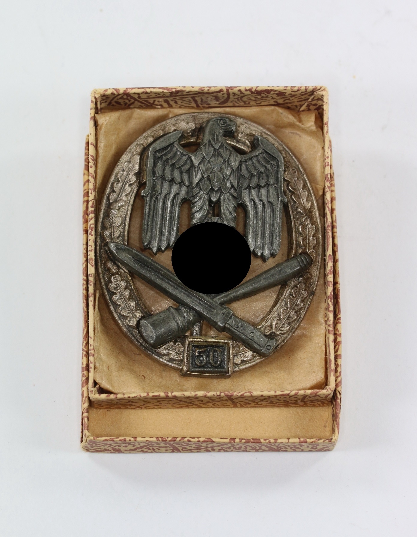 allgemeines_sturmabzeichen_mit_einsatzzahl_50_hersteller_rk_in_verleihungsschachtel_1__1 Allgemeines Sturmabzeichen mit Einsatzzahl 50, Hst. RK, in Verleihungsschachtel – Bild 1