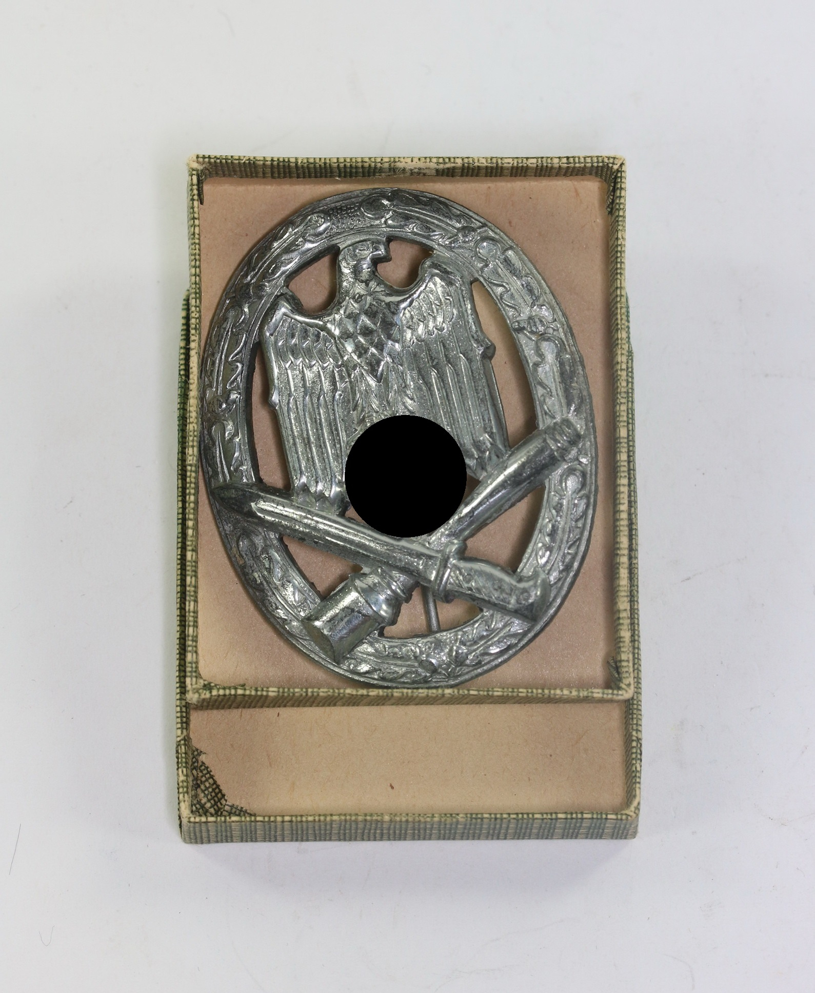 allgemeines_sturmabzeichen_rudolf_karneth_gablonz_in_verkaufsschachtel_1__1 Allgemeines Sturmabzeichen, Rudolf Karneth, Gablonz, in Verkaufsschachtel – Bild 1