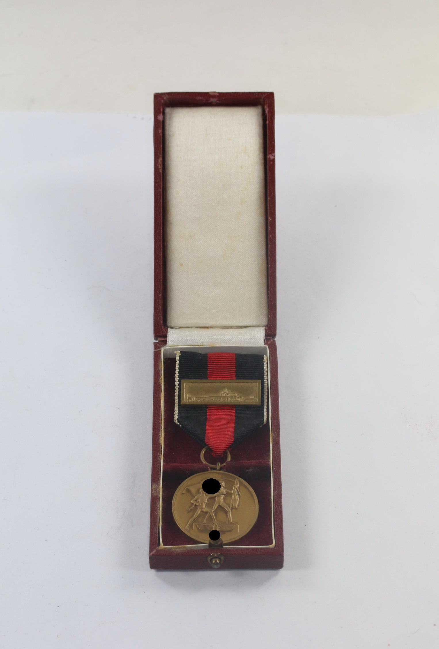 Anschlußmedaille Sudetenland (1. Oktober 1938), mit Spange Pragerburg, im Etui – Bild 1