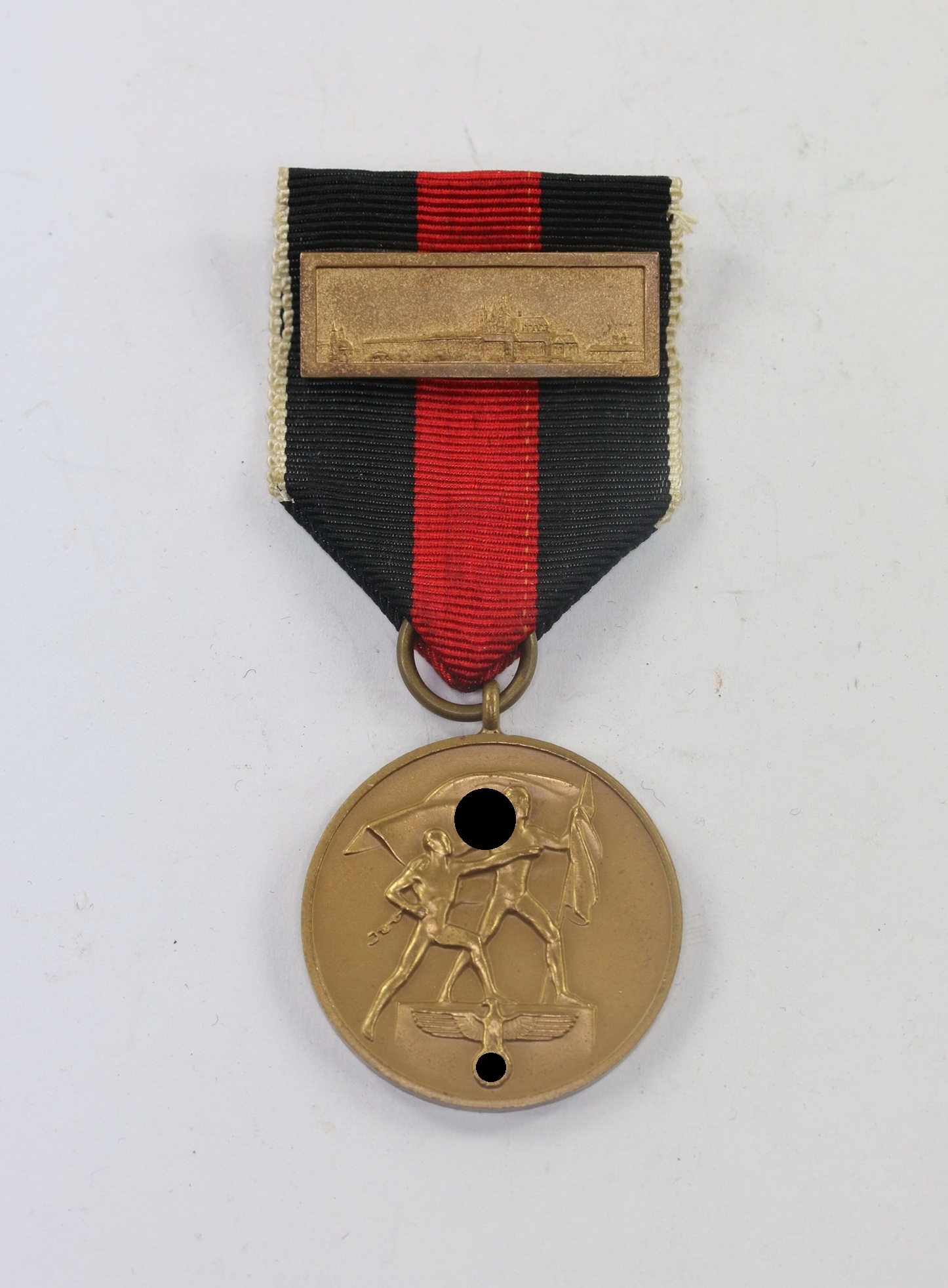  Anschlußmedaille Sudetenland (1. Oktober 1938), mit Spange Pragerburg, mit Künstlersignatur H.C. – Bild 1