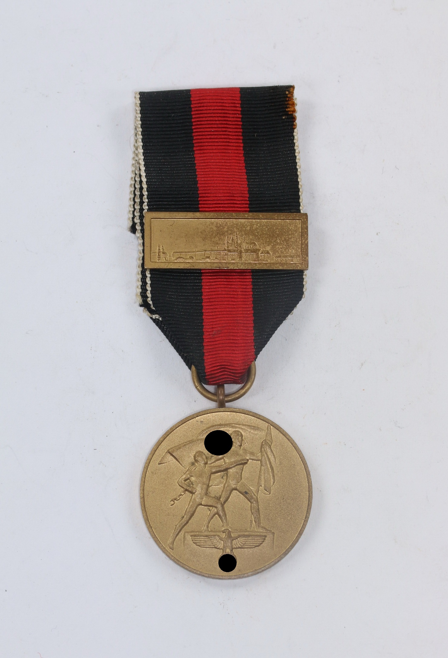 Anschlußmedaille Sudetenland (1. Oktober 1938), mit Spange Pragerburg, mit Künstlersignatur H.C. – Bild 1
