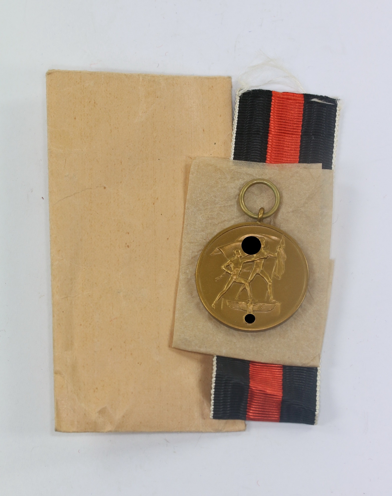 Anschlußmedaille Sudetenland, in Verkaufstüte Josef Bergs & Co. Bijouterie- und Metallwaren Gablonz a. N. – Bild 1