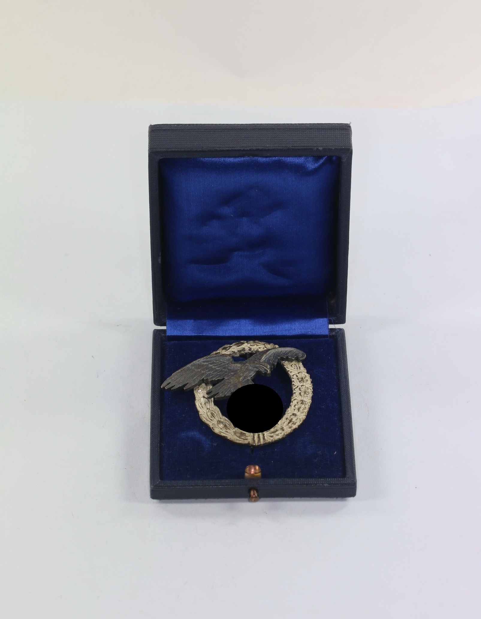 Beobachterabzeichen der Luftwaffe, Hst. C.E. Juncker (flach), im Etui – Bild 1