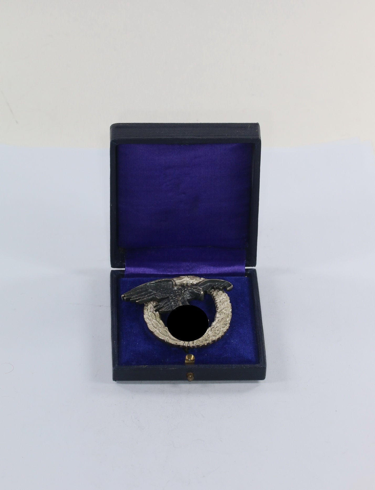 Beobachterabzeichen der Luftwaffe, Hst. C.E. Juncker (J.2), im frühen Etui – Bild 1