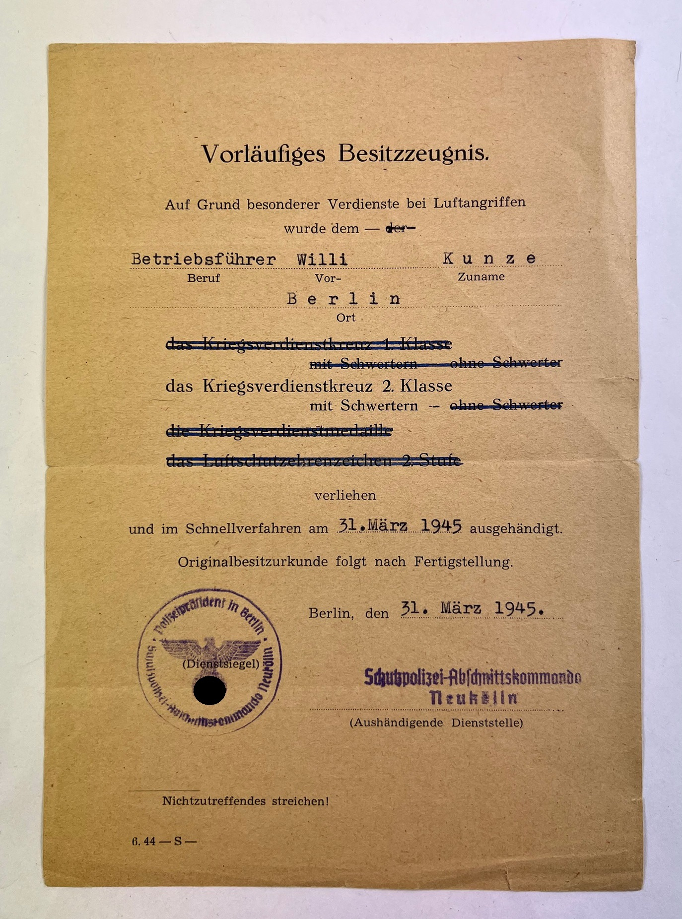 Besitzzeugnis Kriegsverdienstkreuz an einen Zivilisten (1945) – Bild 1