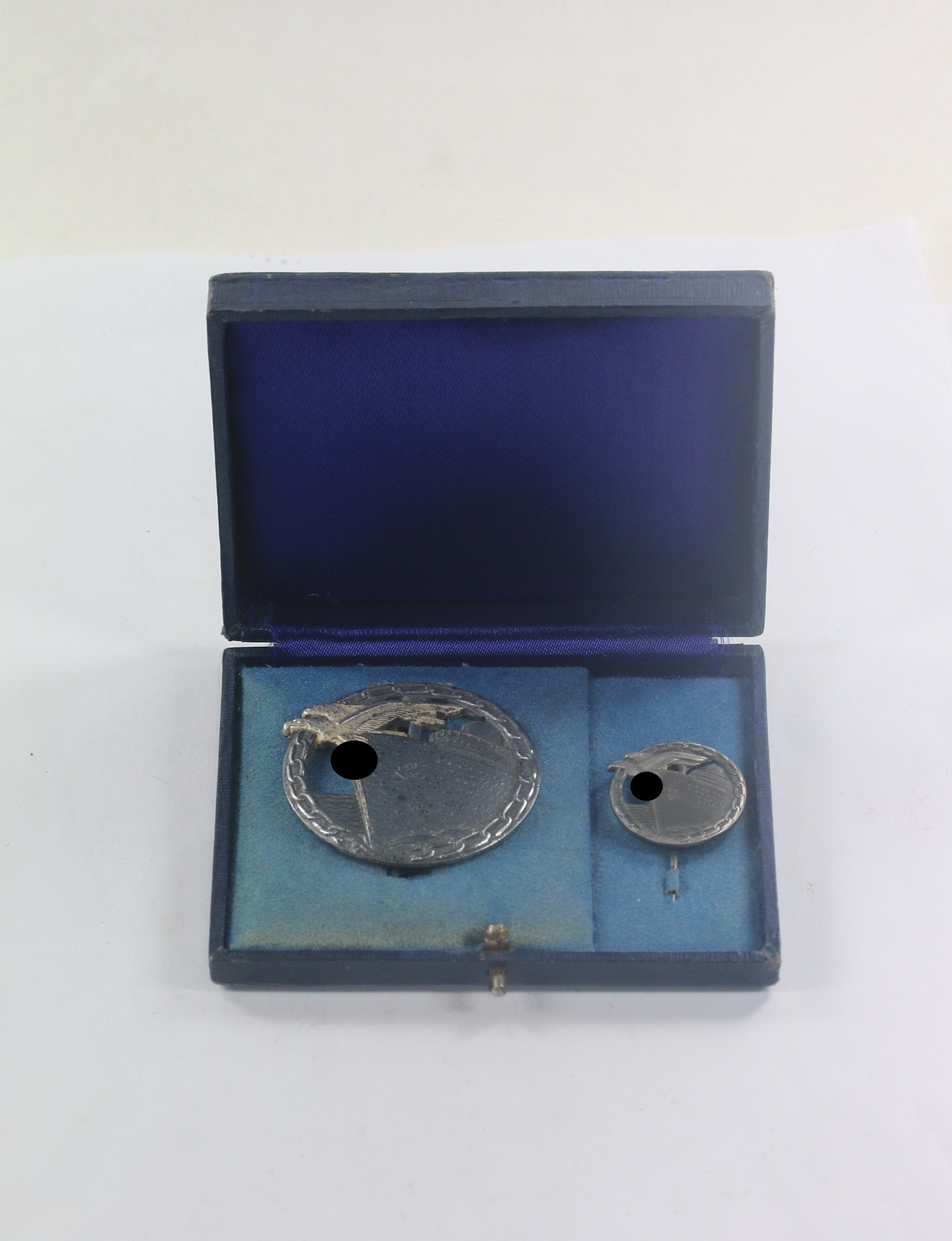 Blockadebrecher Kriegsabzeichen, Hst. Schwerin Berlin + 24 mm Halbminiatur, im Doppeletui – Bild 1