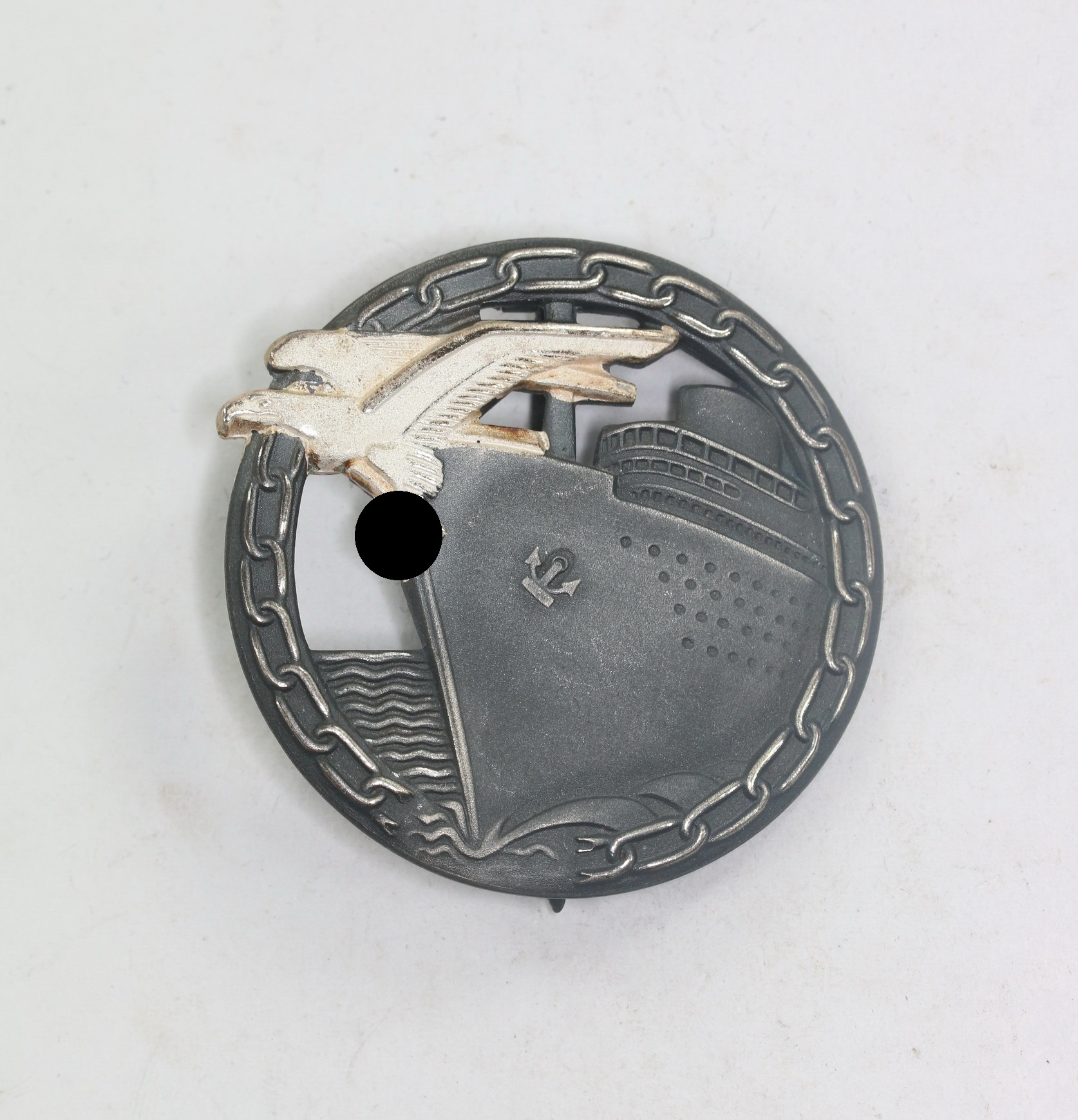  Blockadebrecher Kriegsabzeichen, Hst. Schwerin Berlin FEC. W.E. Peekhaus Berlin (Buntmetall) – Bild 1