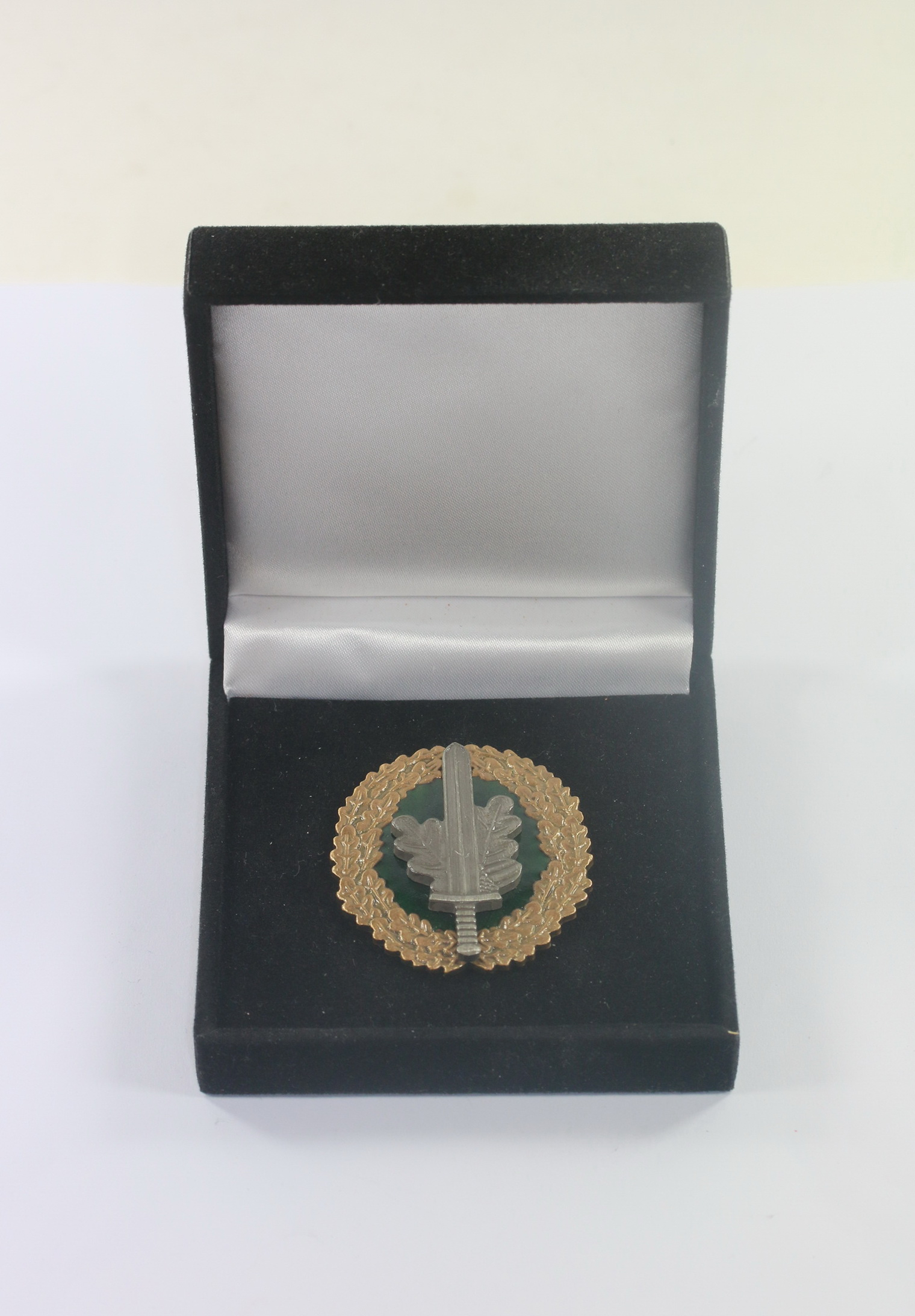 Bundeswehr, Kommando Spezialkräfte (KSK), Mitgliedsabzeichen Gemeinschaft Deutscher Kommandosoldaten, Hst. Steinhauer und Lück, im Etui – Bild 1