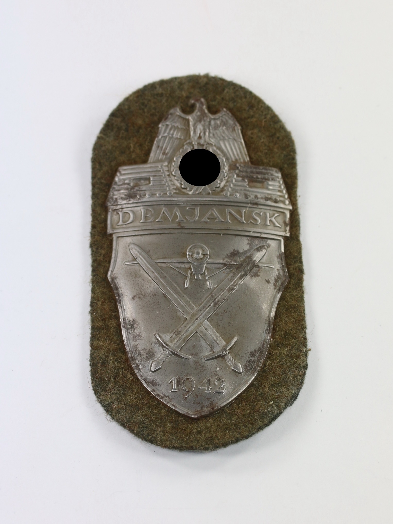 demjanskschild_auf_heeresstoff__missing_log_eisen_blech_1__1 Demjanskschild auf Heeresstoff - Missing Log – Bild 1