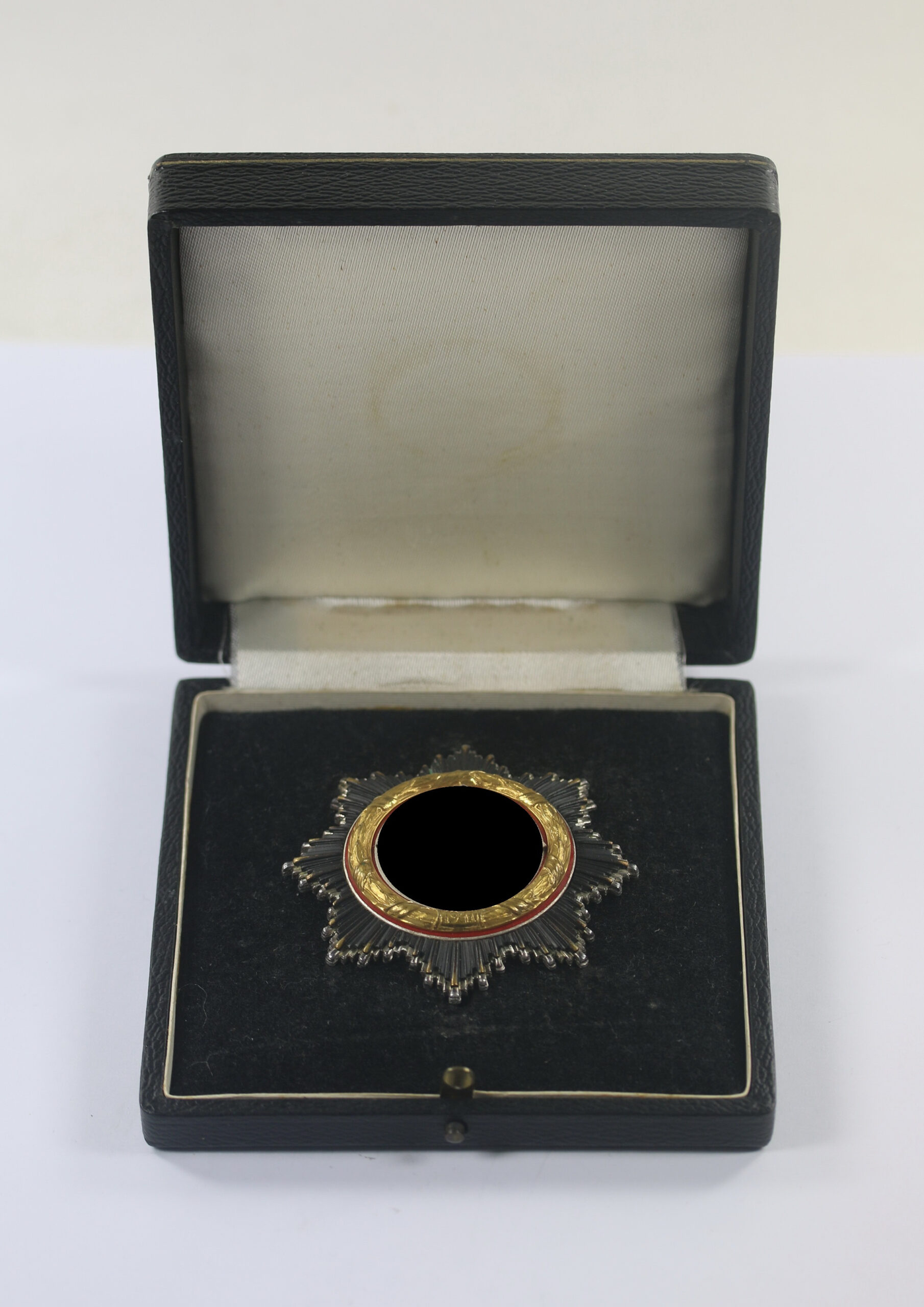 Deutsches Kreuz in Gold, Hst. 20 (leicht), im großen Etui – Bild 1