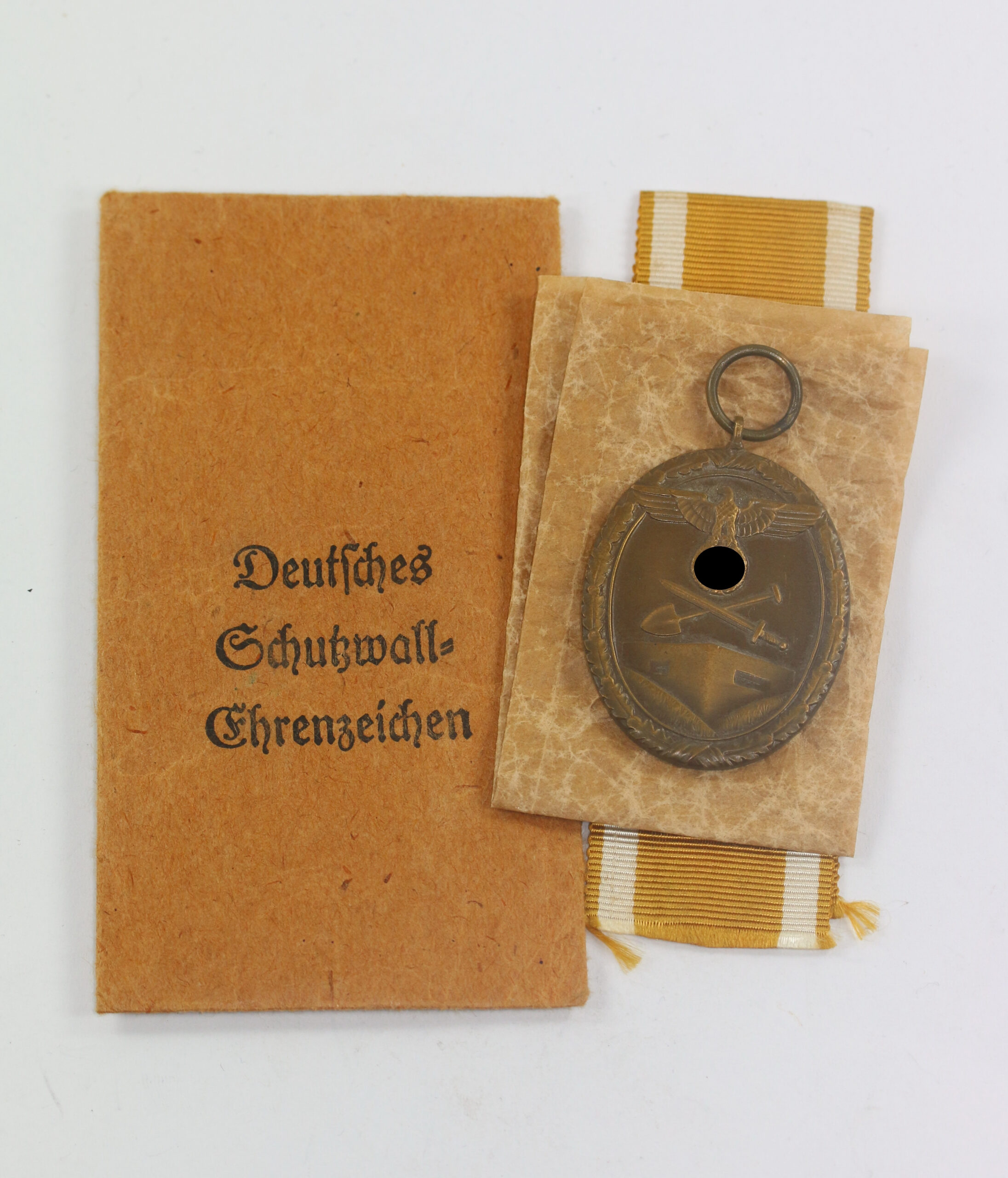 Deutsches Schutzwall-Ehrenzeichen, in Verleihungstüte Deschler & Sohn München 9 – Bild 1