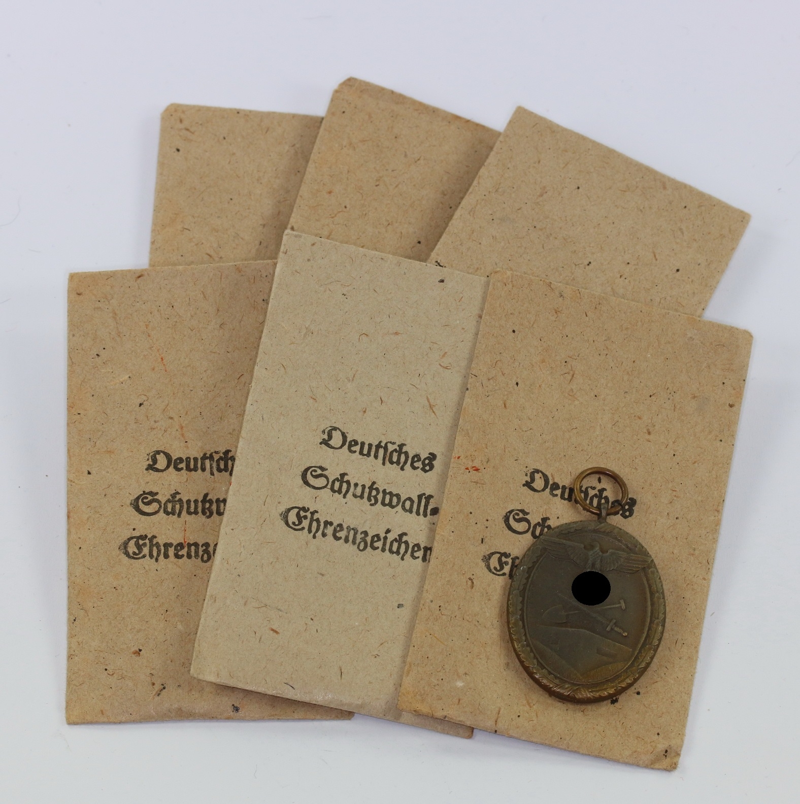 Deutsches Schutzwall-Ehrenzeichen, in Verleihungstüte Karl Poellath (Hortfund) "Für Arbeit zum Schutze Deutschlands" – Bild 1