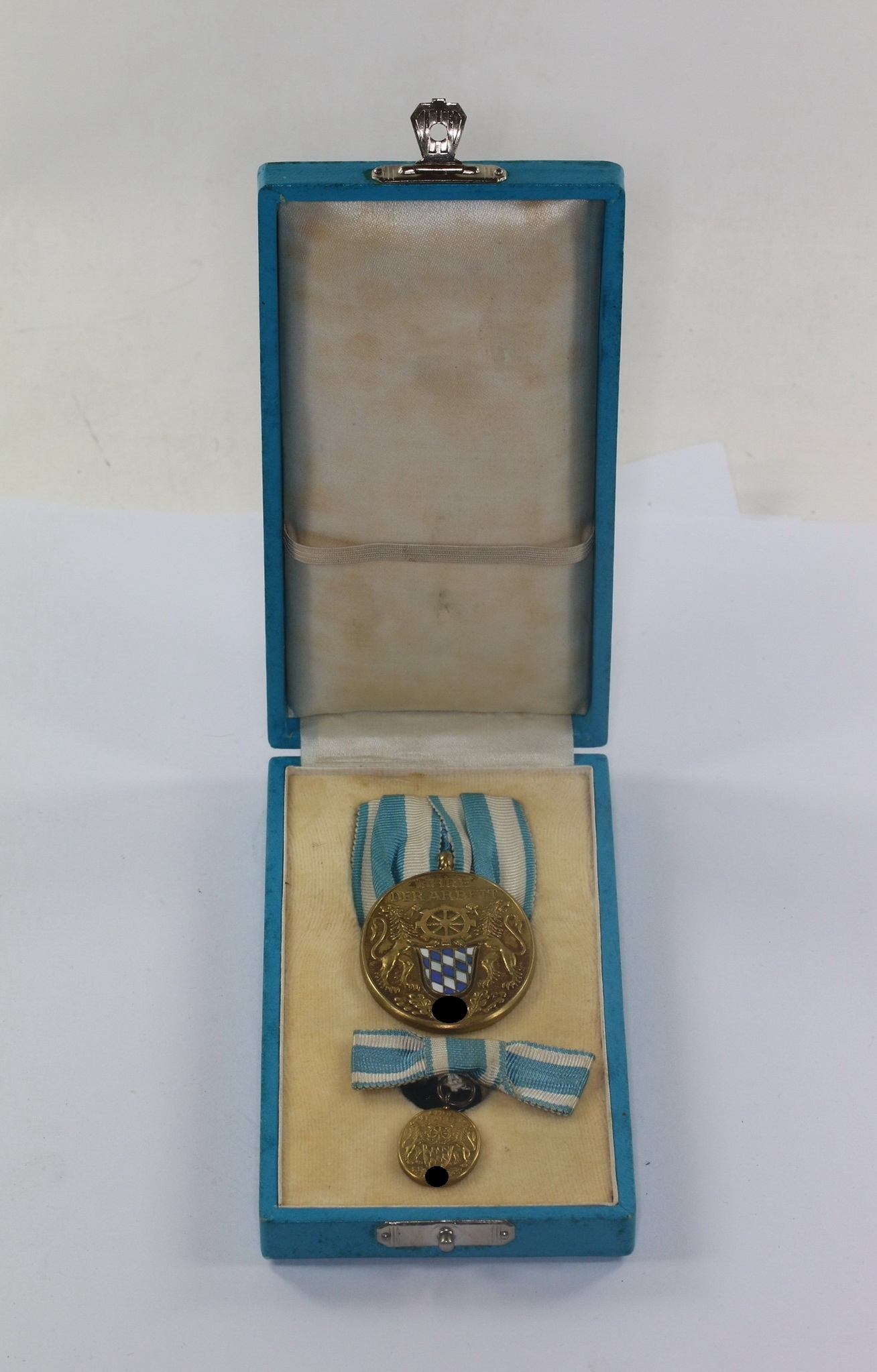 Ehrenzeichen des Bayerischen Industriellen-Verbandes für 40 Jahre Treue Dienste, im Etui Carl Poellath Schrobenhausen (mit Hakenkreuz) – Bild 1