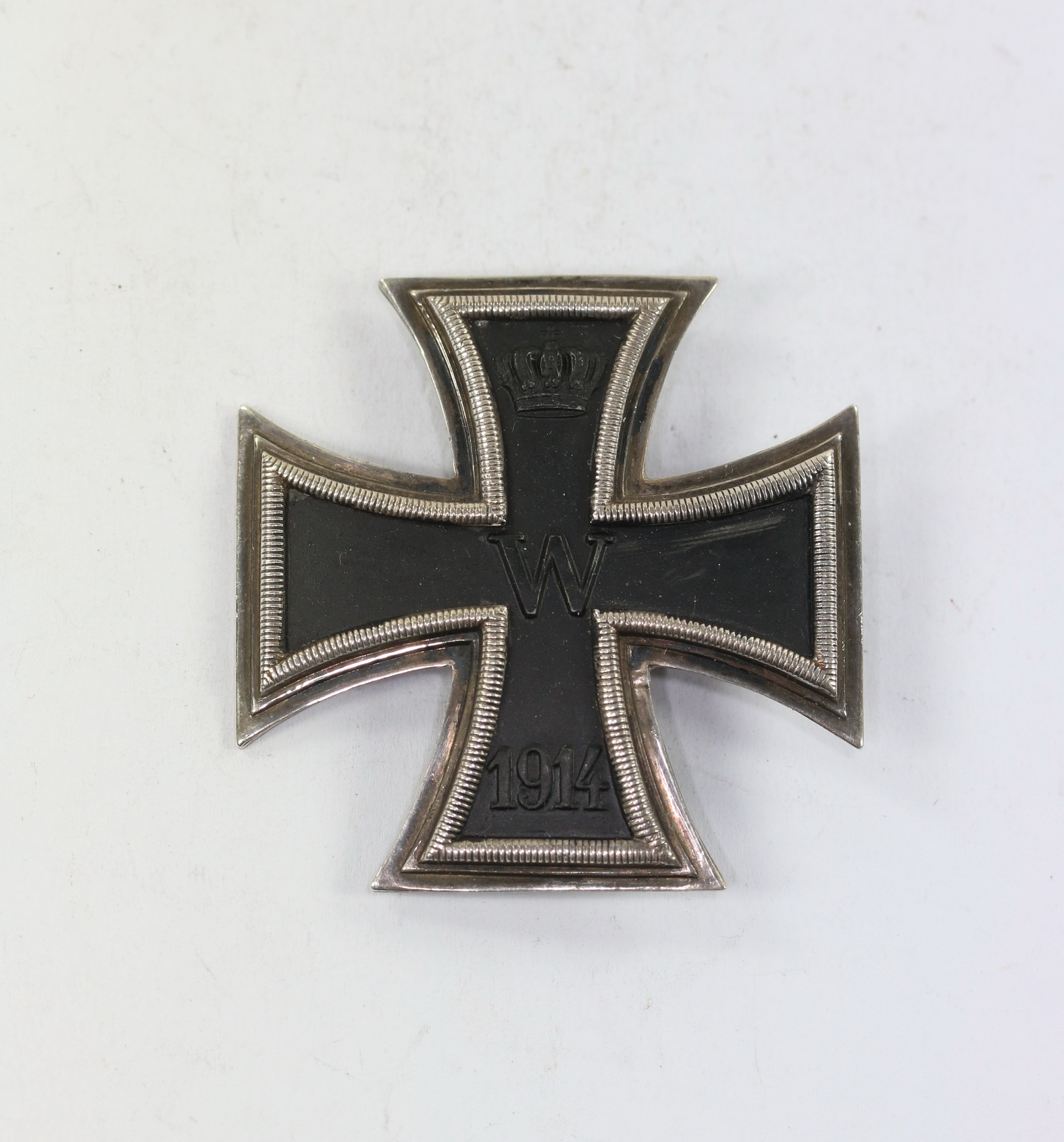 Eisernes Kreuz 1. Klasse 1914, Silber (800) an zwei Schrauben mit Muttern, B.H. Mayer – Bild 1