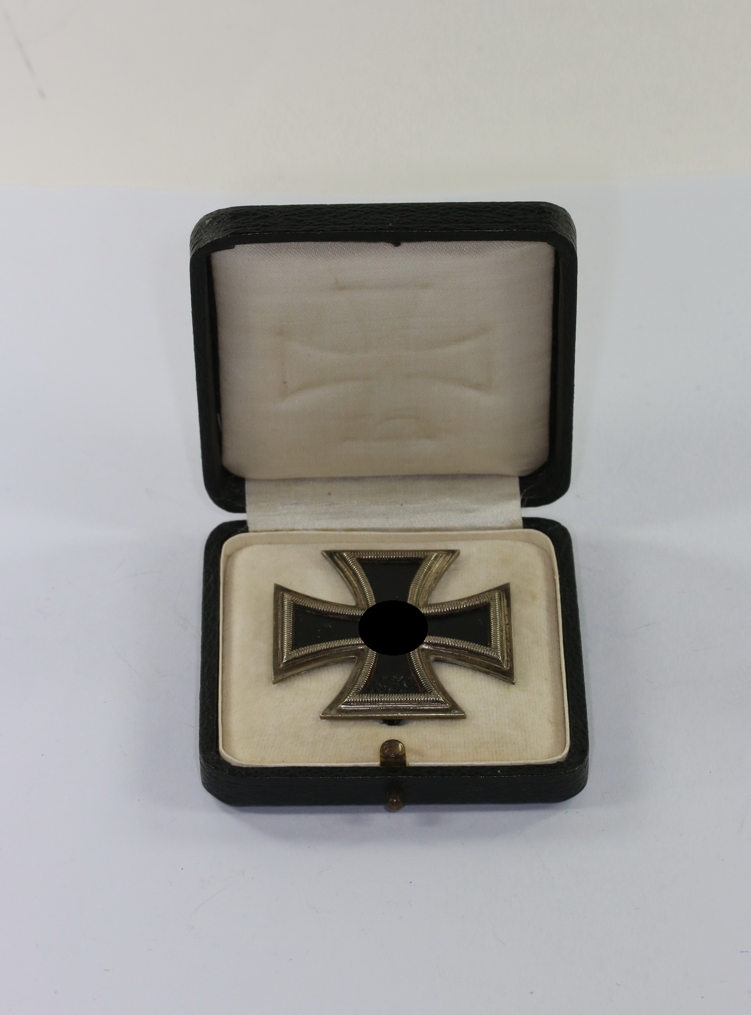 Eisernes Kreuz 1. Klasse 1939, Hst. 107, im Etui – Bild 1