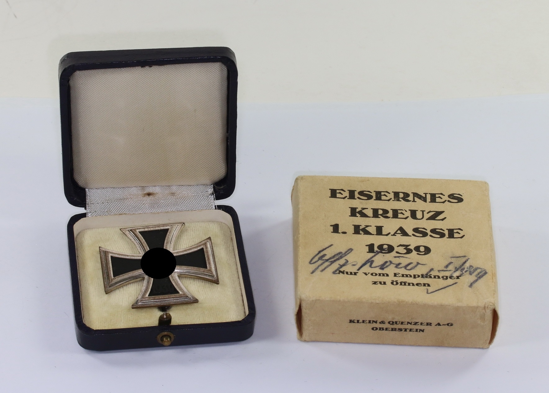 Eisernes Kreuz 1. Klasse 1939, Hst. 65, im blauen (!) Etui, mit Umkarton – Bild 1