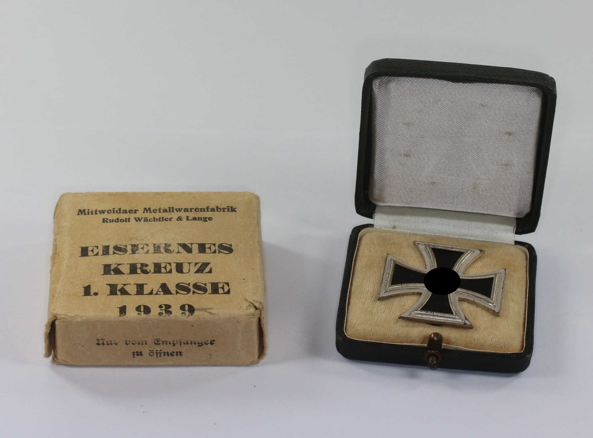  Eisernes Kreuz 1. Klasse 1939, Hst. 100, im Etui mit Umkarton Mittweidaer Metallwarenfabrik Rudolf Wächtler & Lange – Bild 1