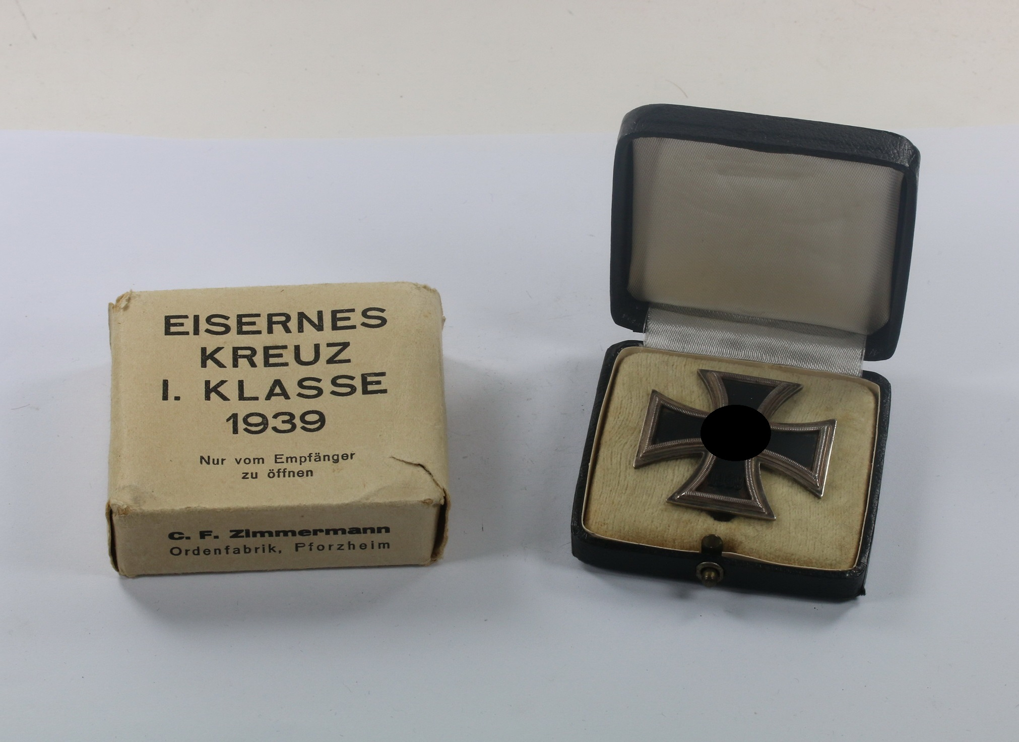 eisernes_kreuz_1 Eisernes Kreuz 1. Klasse 1939, Hst. 20, im Etui, mit Umkarton, C.F. Zimmermann Ordenfabrik, Pforzheim – Bild 1