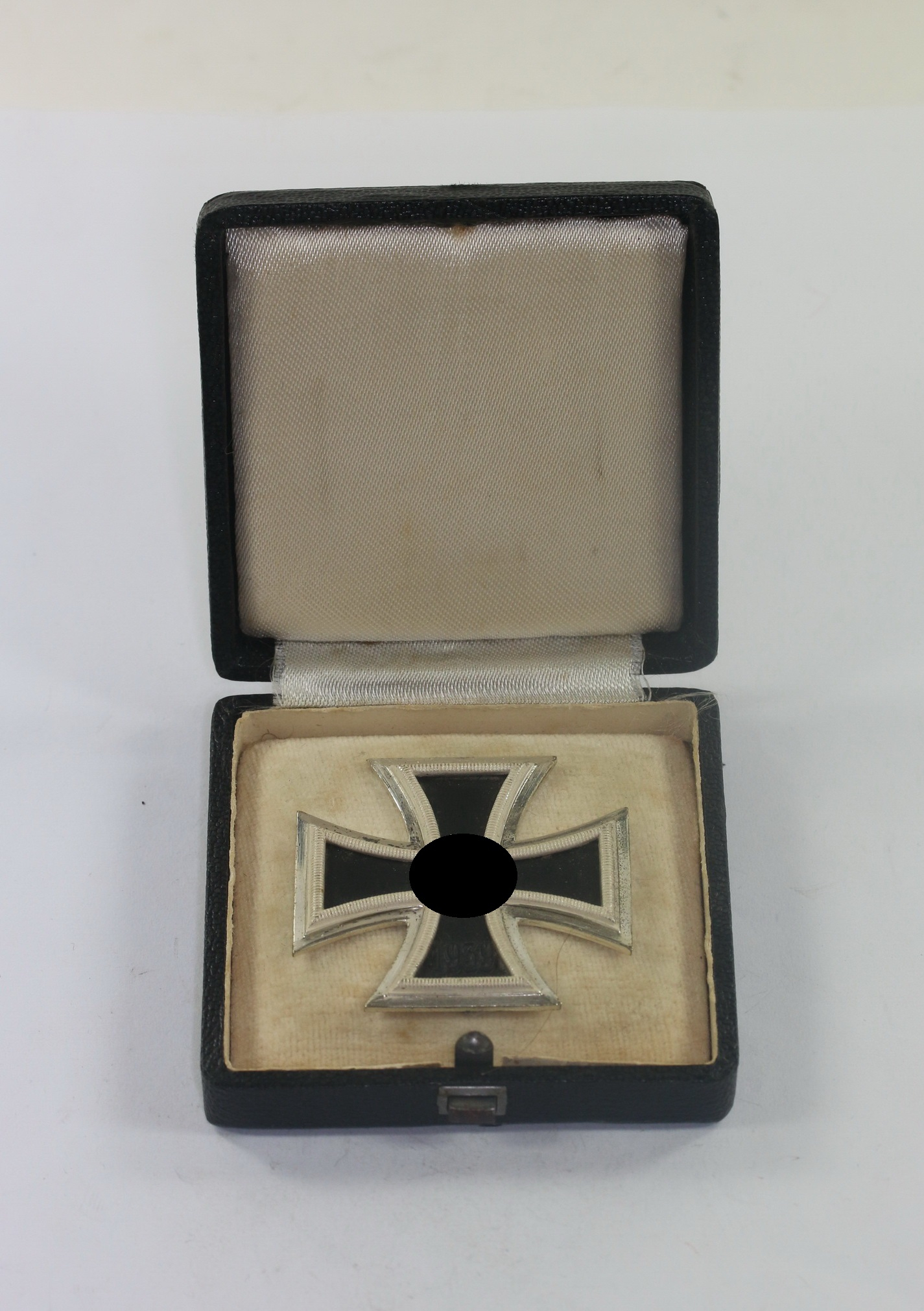  Eisernes Kreuz 1. Klasse 1939, Hst. 26 (B.H. Mayer, Pforzheim), im Etui (eckiger Drücker) – Bild 1