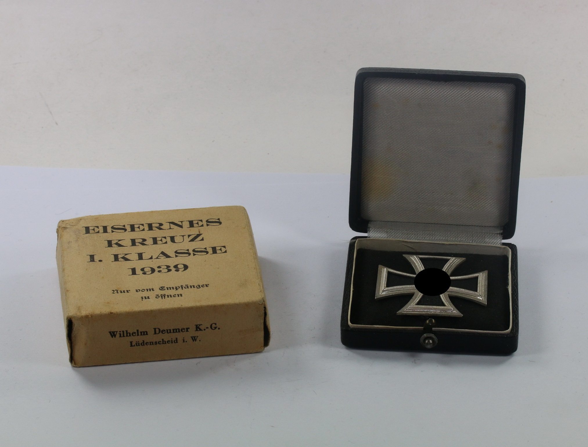  Eisernes Kreuz 1. Klasse 1939, Hst. 3, im Etui mit schwarzen Inlet, im Umkarton Wilhelm Deumer Kom.-Ges. Lüdenscheid – Bild 1