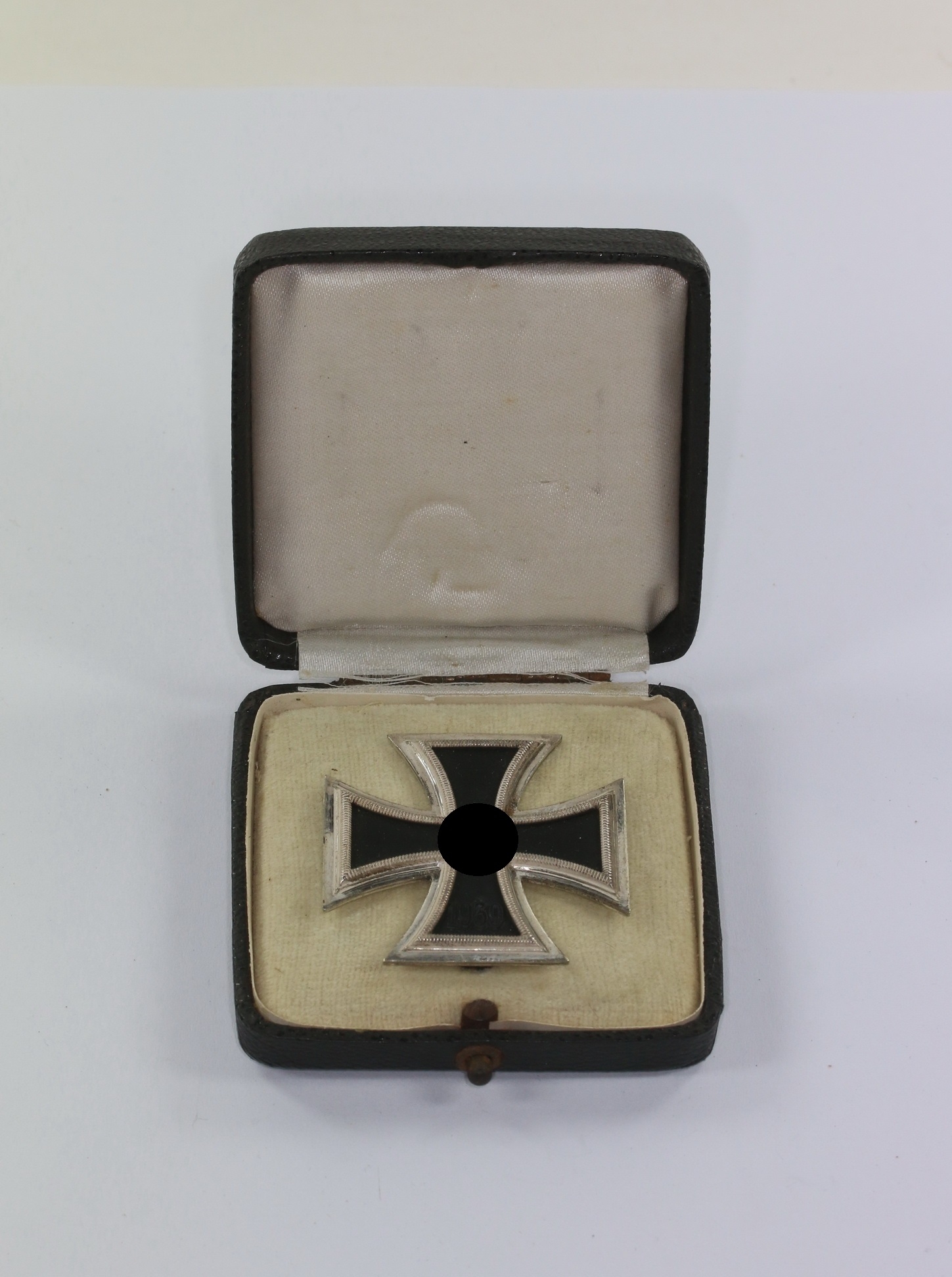  Eisernes Kreuz 1. Klasse 1939, Hst. 4 und L/16, im Etui – Bild 1