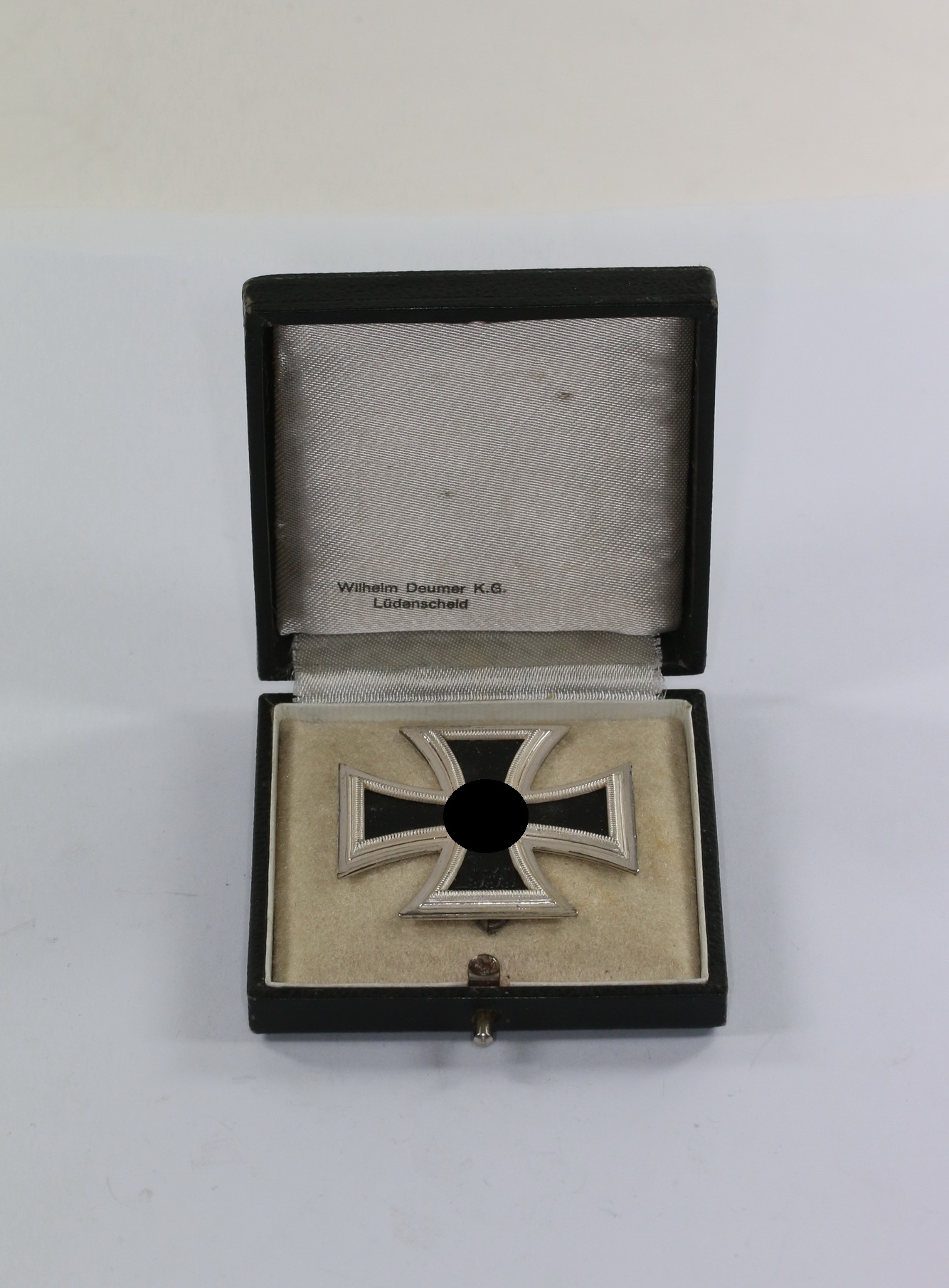 Eisernes Kreuz 1. Klasse 1939, Hst. L/11, im Etui Wilhelm Deumer K.G. – Bild 1
