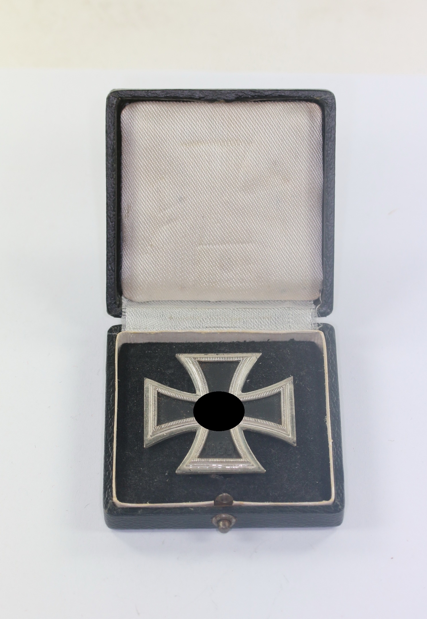  Eisernes Kreuz 1. Klasse 1939, Hst. L/11 (Kasten), im Etui mit schwarzen Inlet – Bild 1