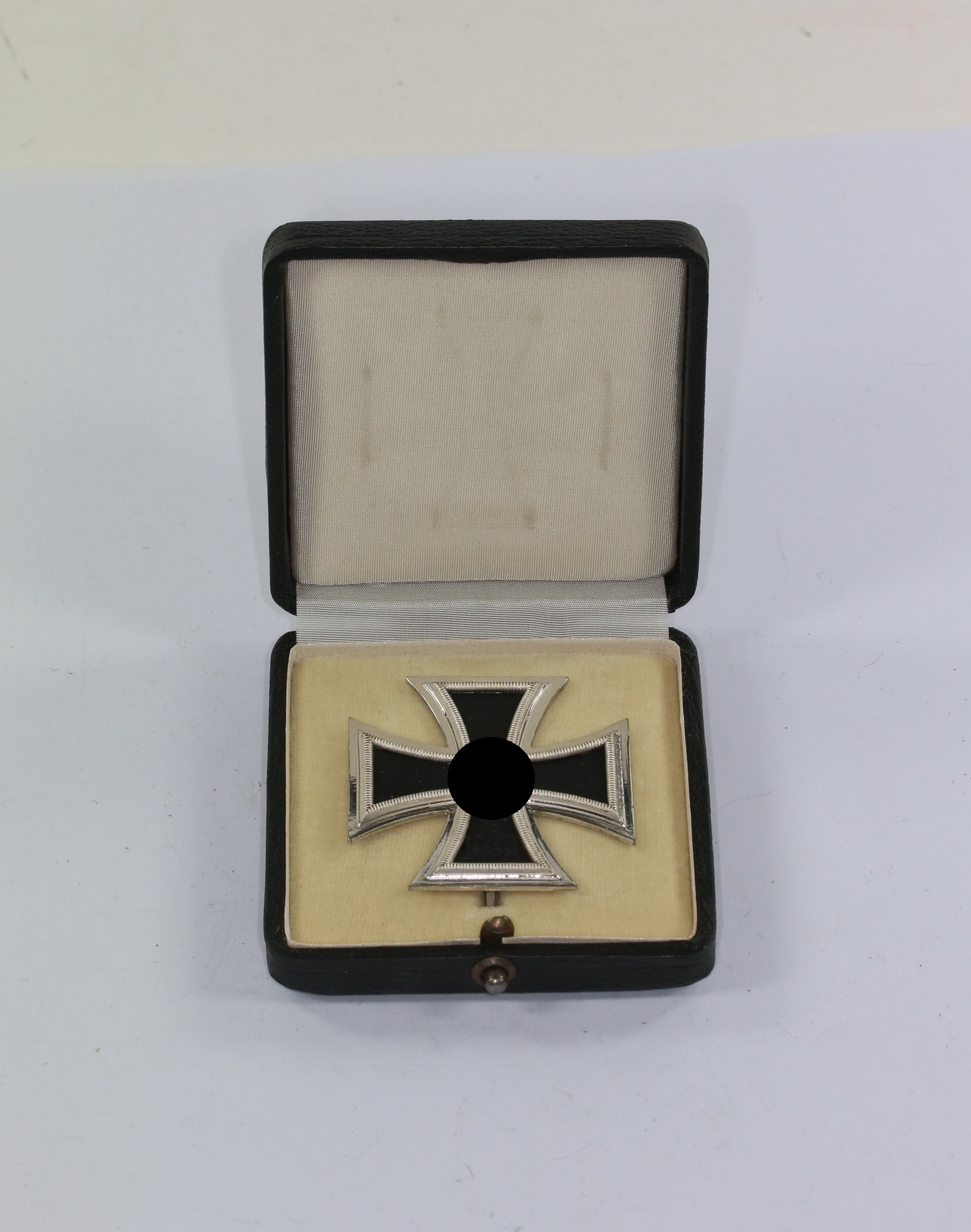 Eisernes Kreuz 1. Klasse 1939, Hst. L/11, ohne Kasten (!), im Etui – Bild 1