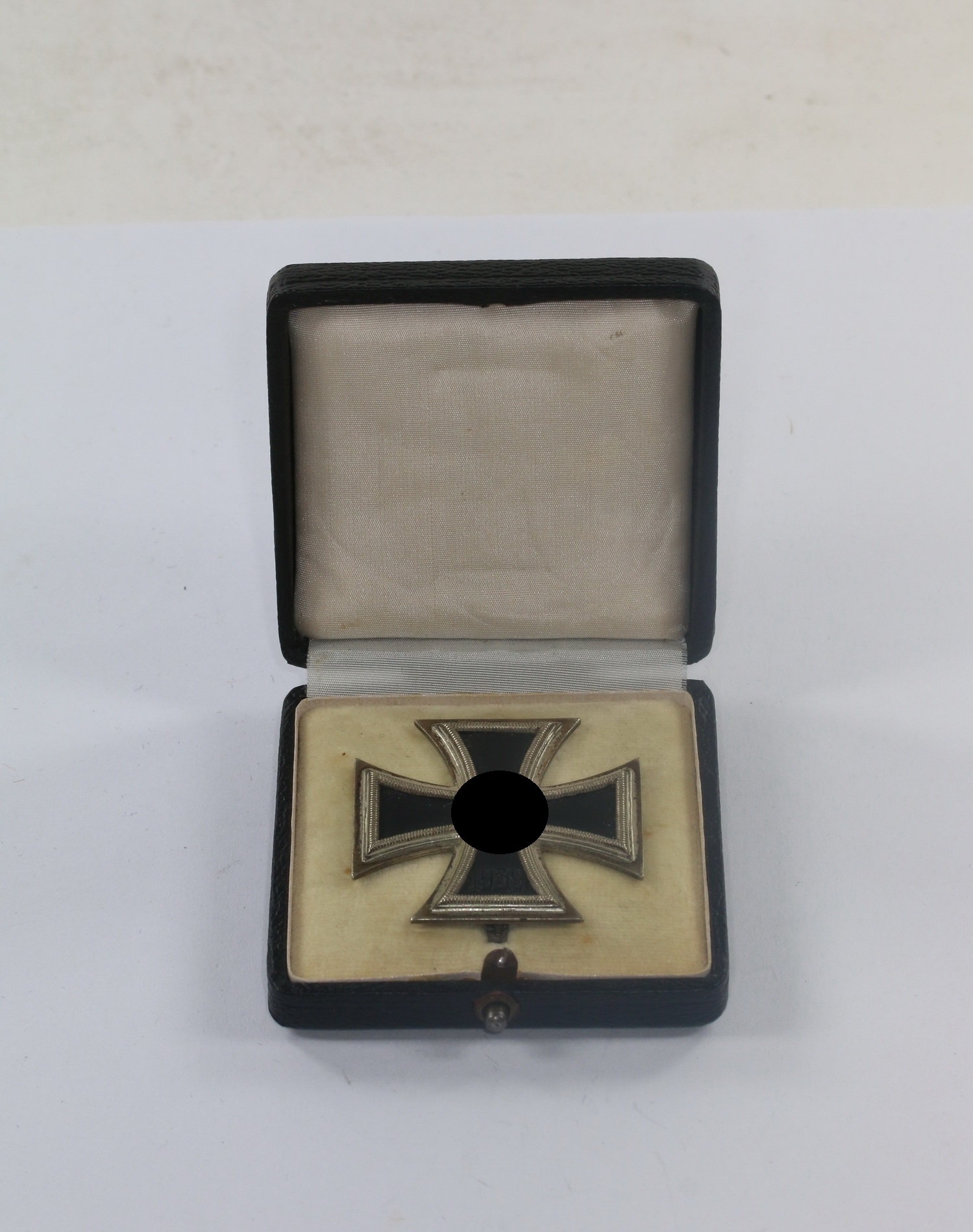 Eisernes Kreuz 1. Klasse 1939, Hst. L/11 (ohne (!) Kasten), im Etui L/11 – Bild 1