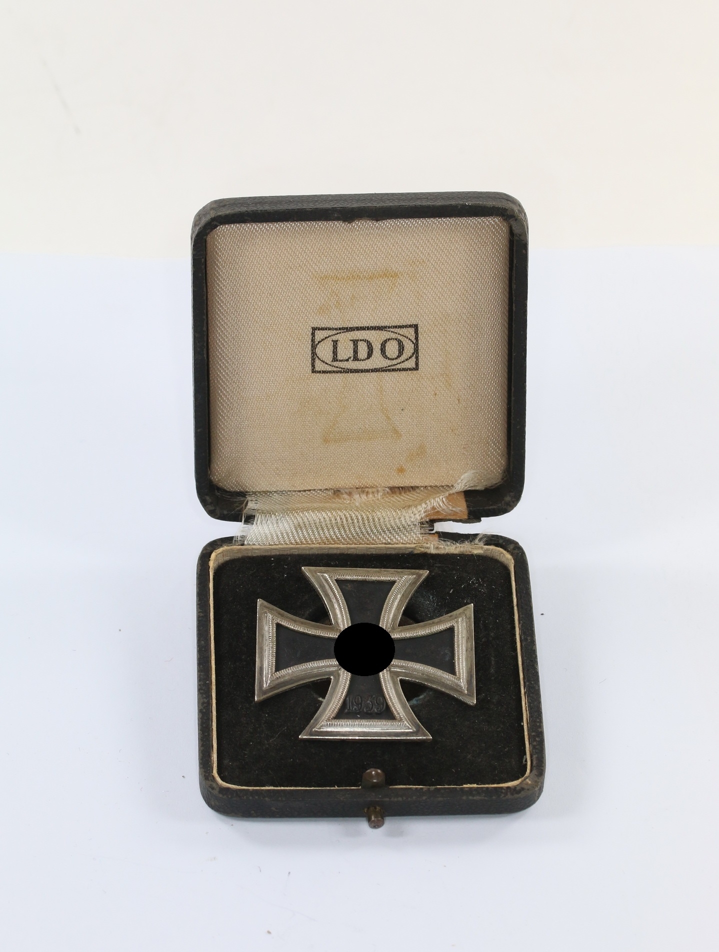 Eisernes Kreuz 1. Klasse 1939, Hst. L/13, an Schraubscheibe, im LDO Etui – Bild 1
