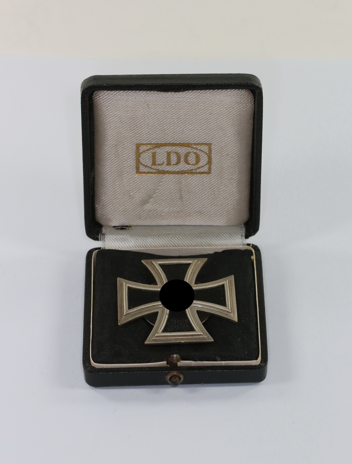 Eisernes Kreuz 1. Klasse 1939, Hst. L/18, an Schraubscheibe, im LDO Etui – Bild 1