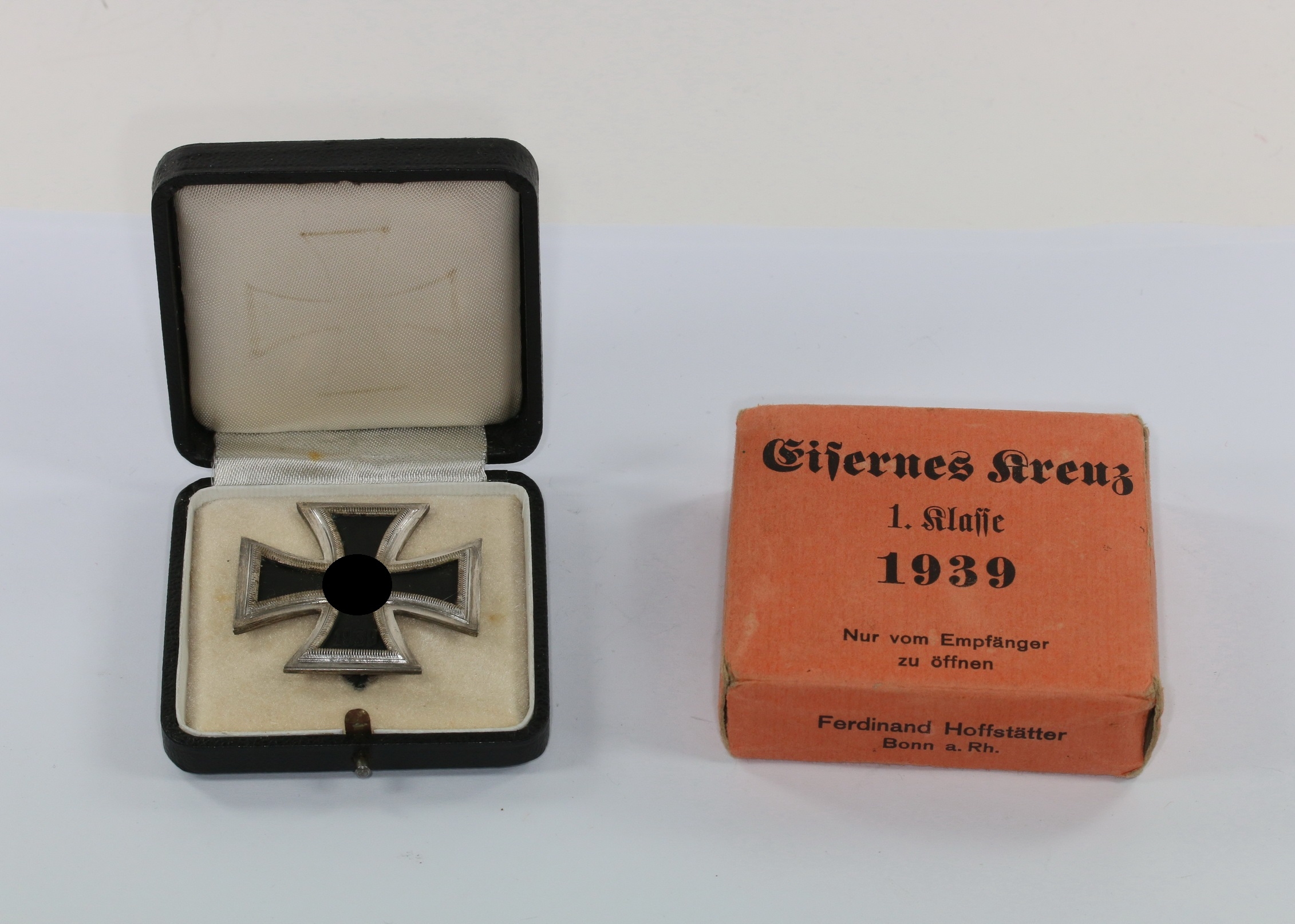 Eisernes Kreuz 1. Klasse 1939, Hst. L/19, im Etui mit Umkarton – Bild 1