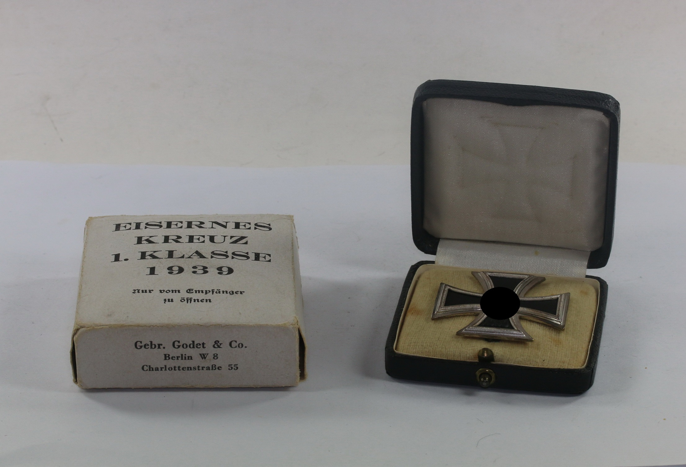  Eisernes Kreuz 1. Klasse 1939, Hst. L/50, im Etui mit weißen Umkarton Gebr. Godet & Co. Berlin W8 Charlottenstraße 55 – Bild 1