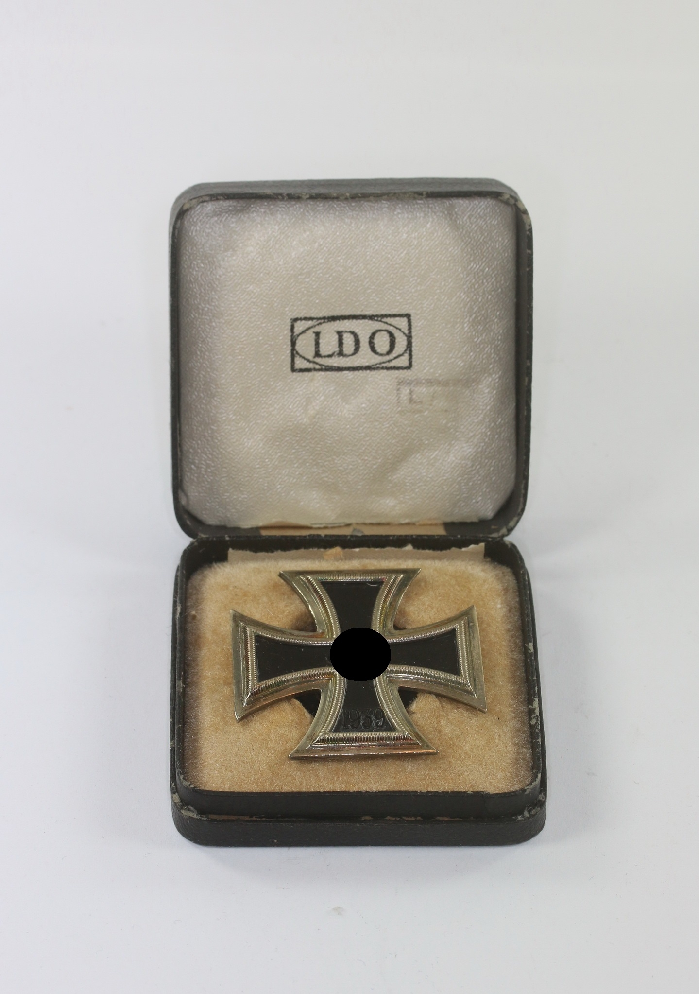 Eisernes Kreuz 1. Klasse 1939, Hst. L/56, Variante (!), an Schraubscheibe, im LDO Etui – Bild 1