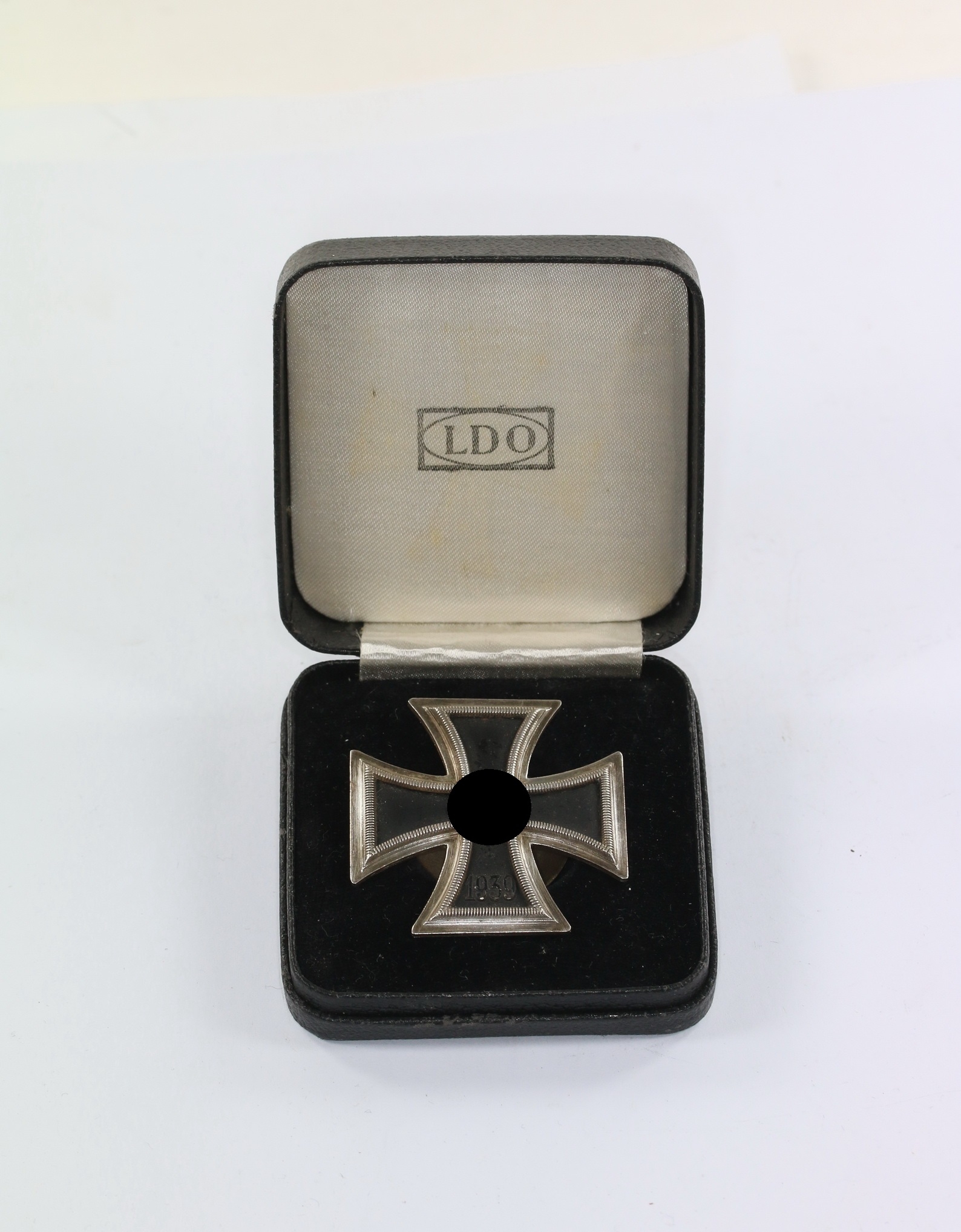 Eisernes Kreuz 1. Klasse 1939, Hst. L/59, an Schraubscheibe, im LDO Etui – Bild 1