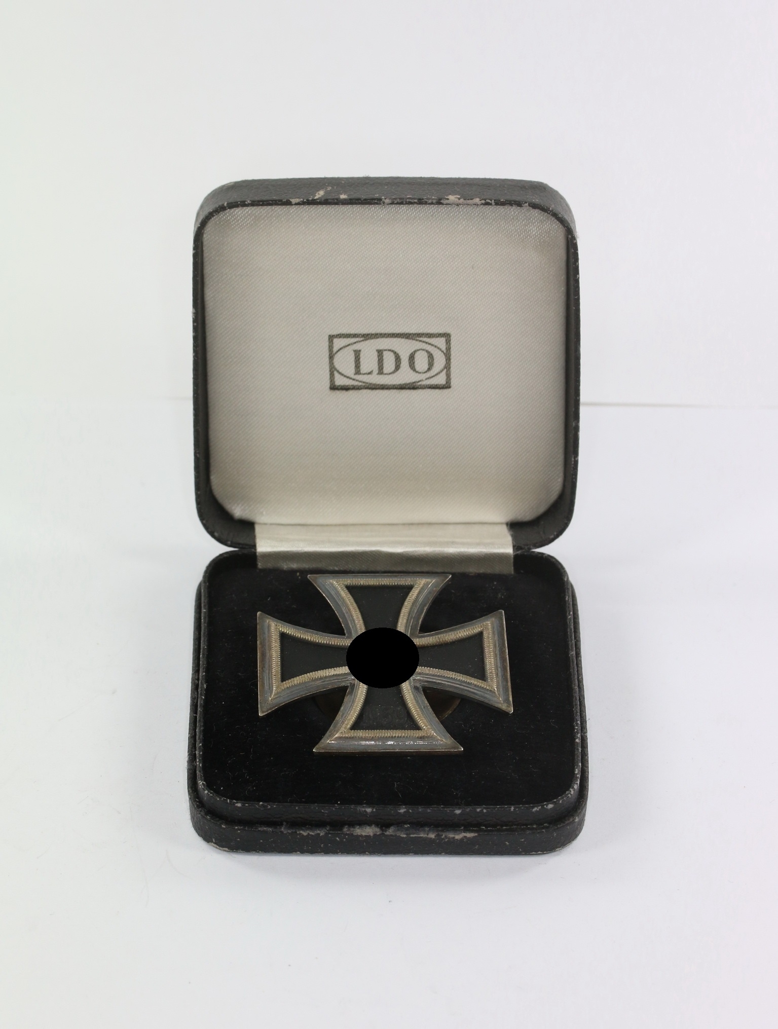 Eisernes Kreuz 1. Klasse 1939, Hst. L59 Rune und Kreis, an Schraubscheibe, im LDO Etui – Bild 1
