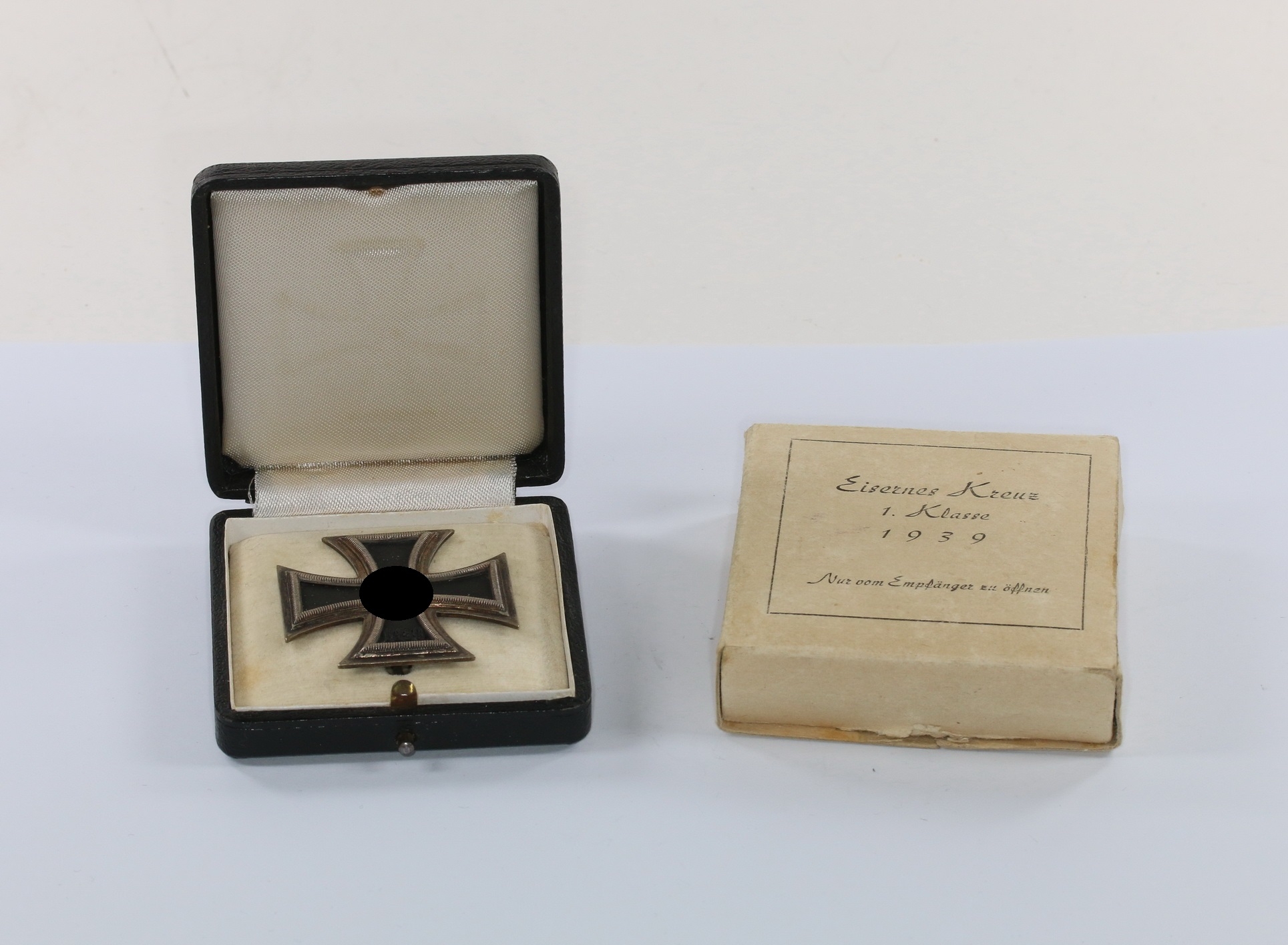 Eisernes Kreuz 1. Klasse 1939, im Etui mit Umkarton Juwelier Robert Koch – Bild 1