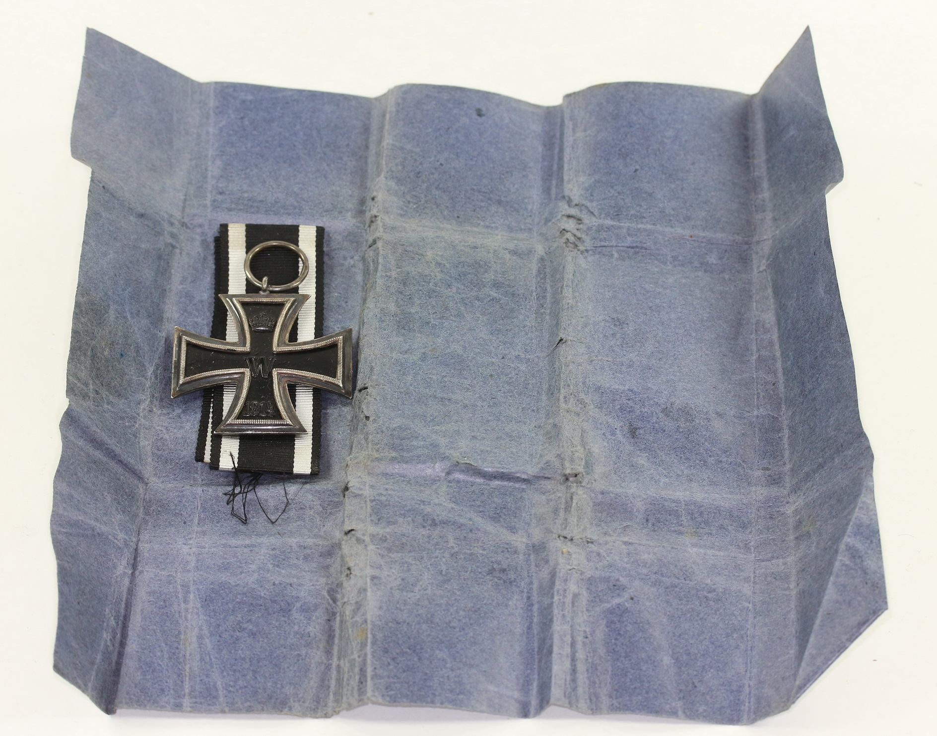 Eisernes Kreuz 2. Klasse 1914, Hst. KO, in Verleihungspapier KO – Bild 1