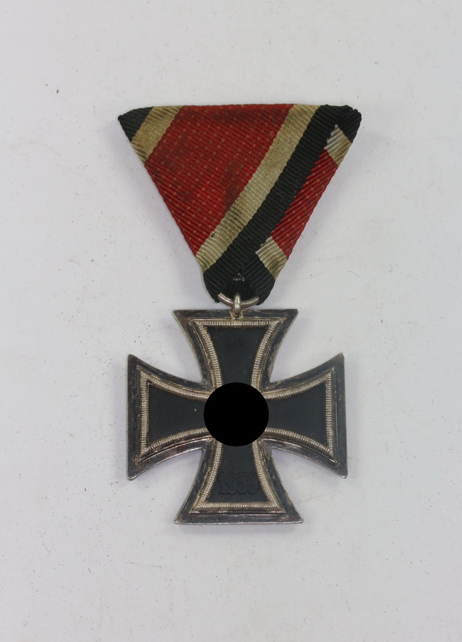 Eisernes Kreuz 2. Klasse 1939, an Dreeicksband (Österreichische Trageweise) – Bild 1