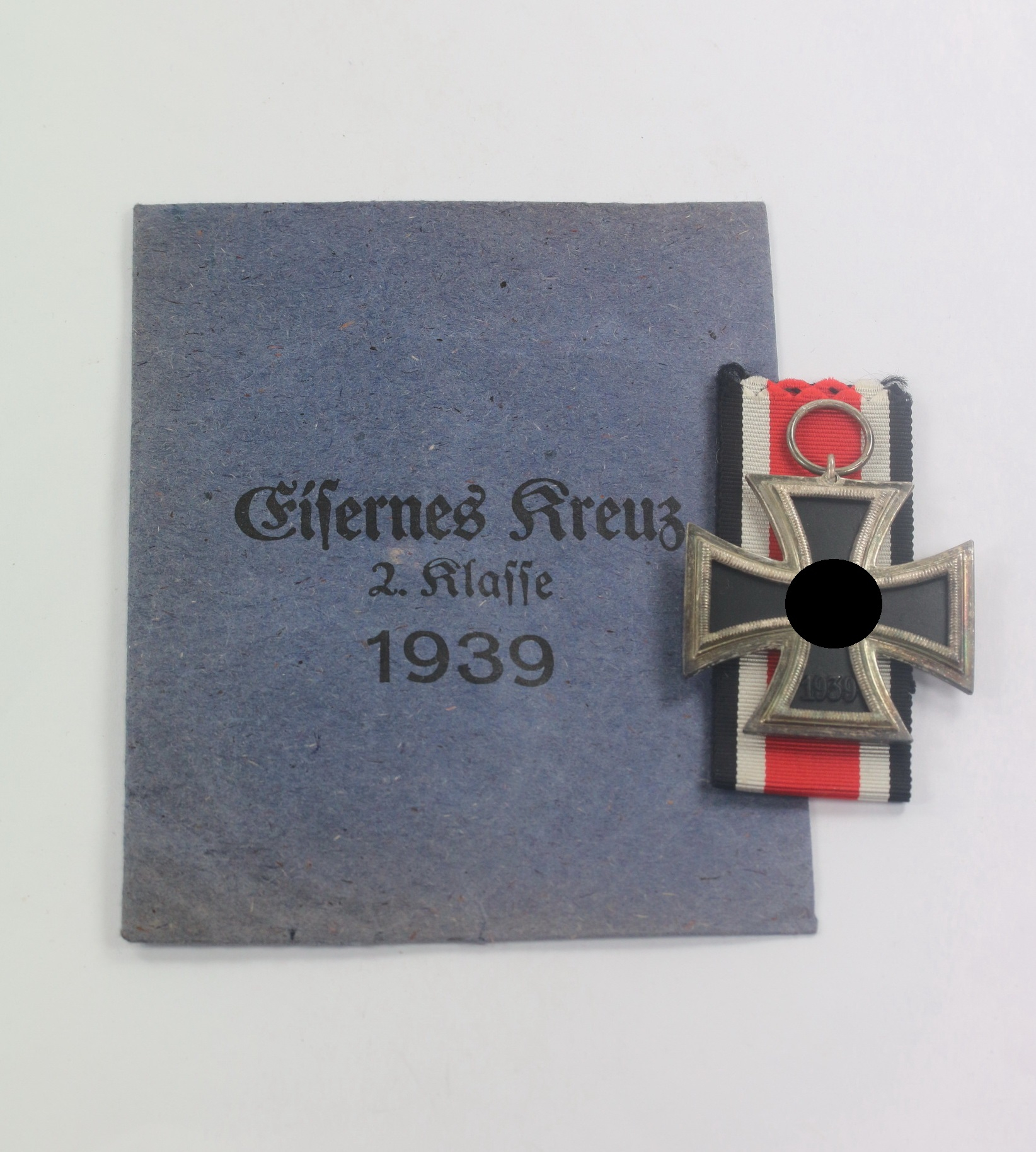 Eisernes Kreuz 2. Klasse 1939, Hst.1, in Verleihungstüte Deschler & Sohn München 9 – Bild 1