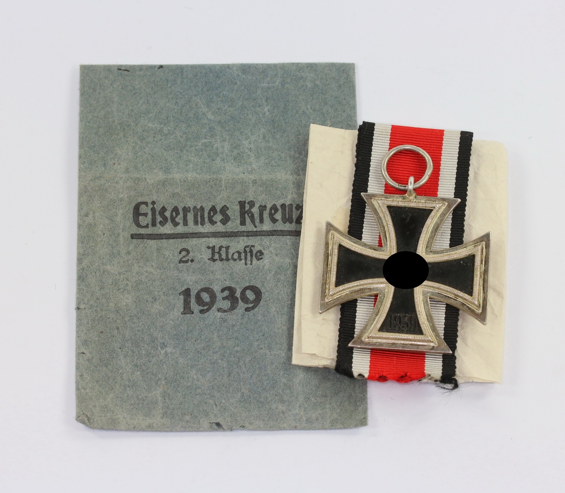 Eisernes Kreuz 2. Klasse 1939, Hst. 100, in kleiner Verleihungstüte – Bild 1