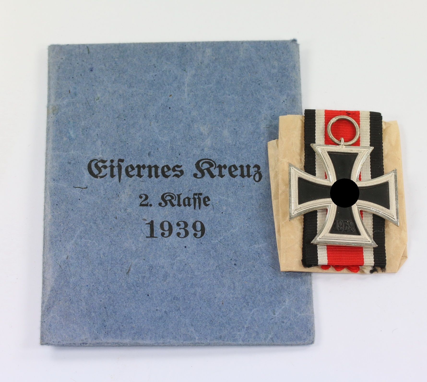 Eisernes Kreuz 2. Klasse 1939, Hst. 113, in Verleihungstüte Metall Aurich Dresden A 16 – Bild 1