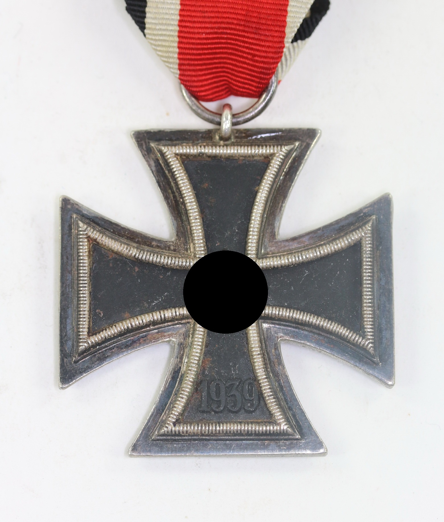 Eisernes Kreuz 2. Klasse 1939, Hst. 24 (Arbeitsgemeinschaft der Hanauer Plakettenhersteller, Hanau), überbreit – Bild 1