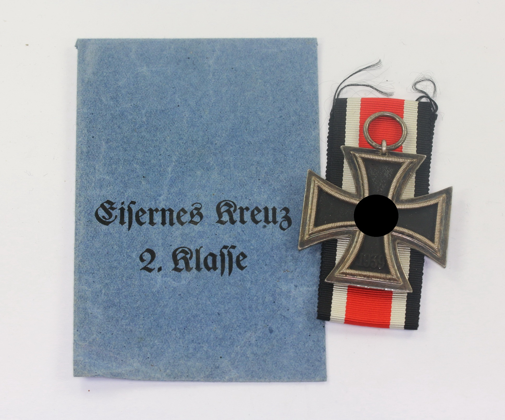 Eisernes Kreuz 2. Klasse 1939, Hst. 24, in kleiner blauer Verleihungstüte, Arbeitsgemeinschaft der Hanauer Plakettenhersteller – Bild 1