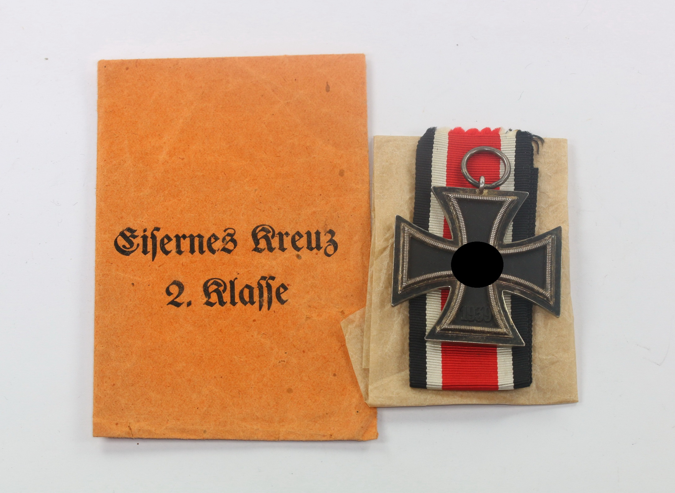  Eisernes Kreuz 2. Klasse 1939, Hst. 24, in kleiner (!), oranger (!) Verleihungstüte Arbeitsgemeinschaft der Hanauer Plakettenhersteller – Bild 1