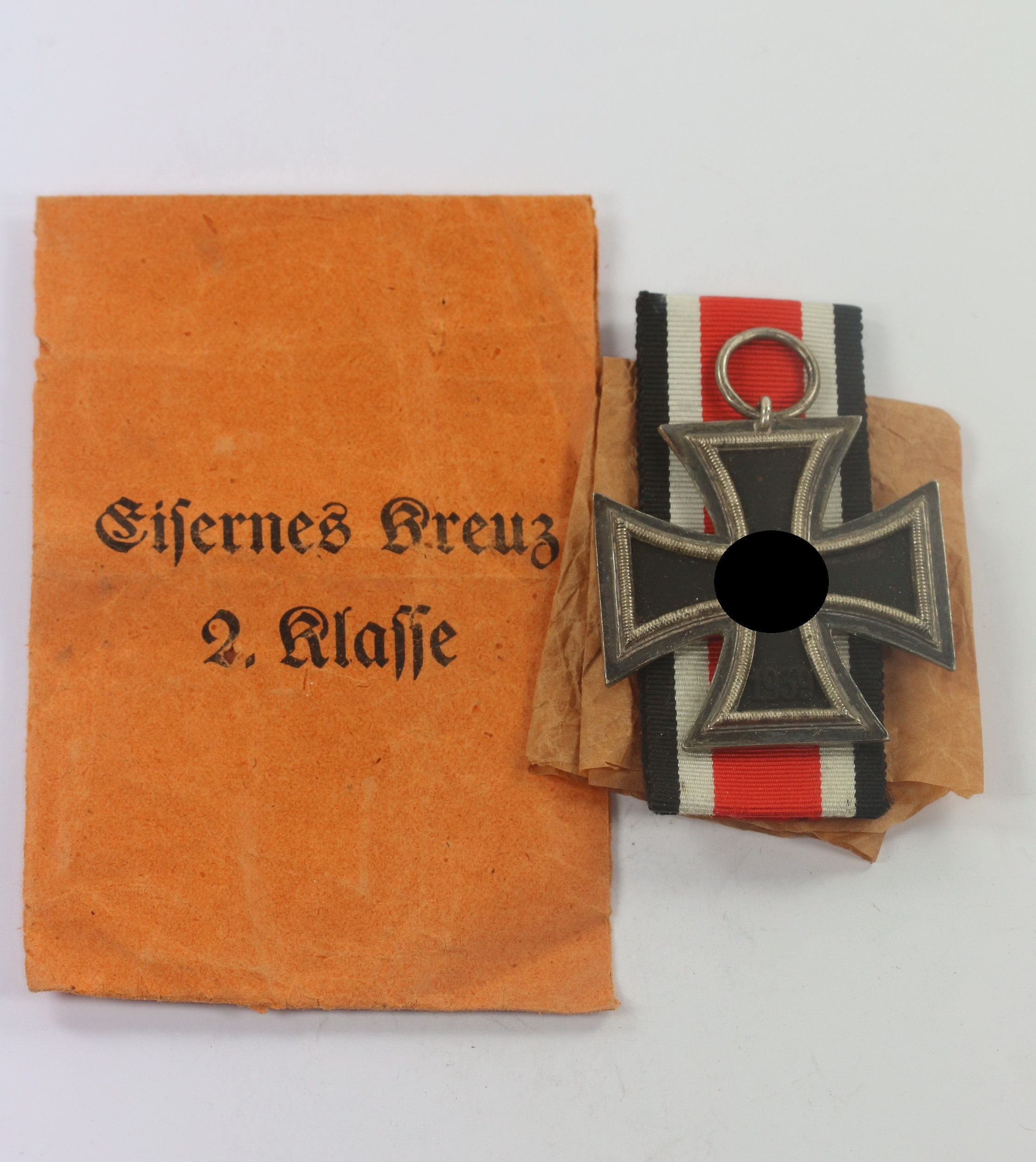 Eisernes Kreuz 2. Klasse 1939, Hst. 24, in kleiner (!), oranger (!) Verleihungstüte Arbeitsgemeinschaft der Hanauer Plakettenhersteller – Bild 1