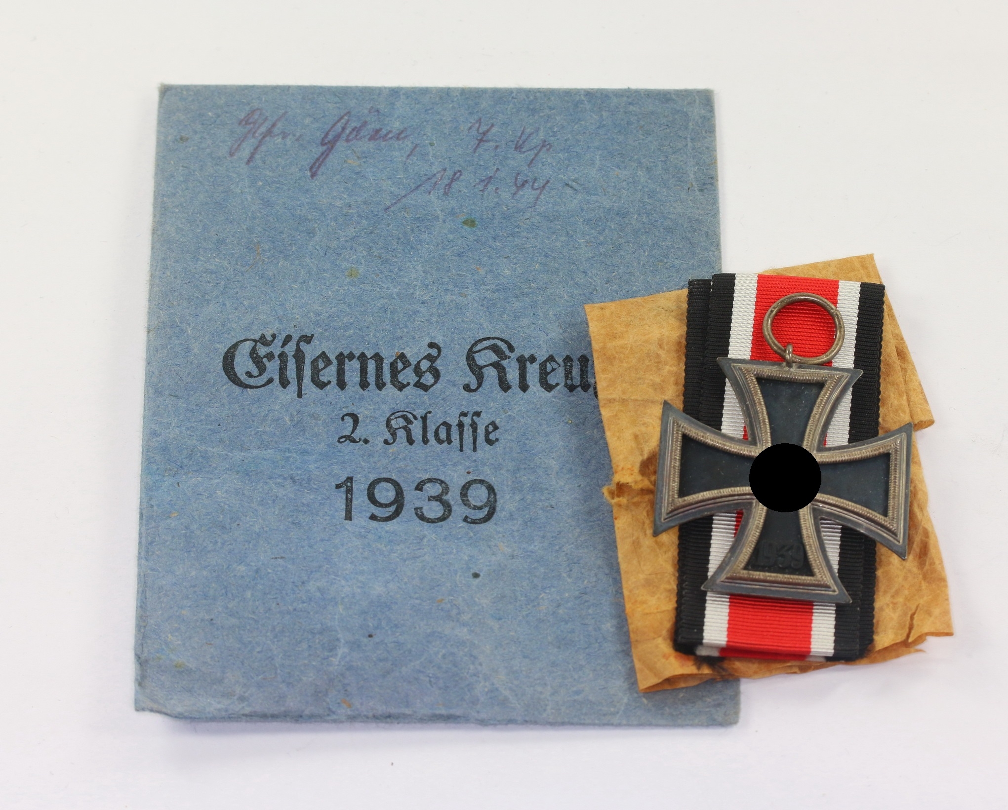  Eisernes Kreuz 2. Klasse 1939, Hst. 65, in Verleihungstüte – Bild 1