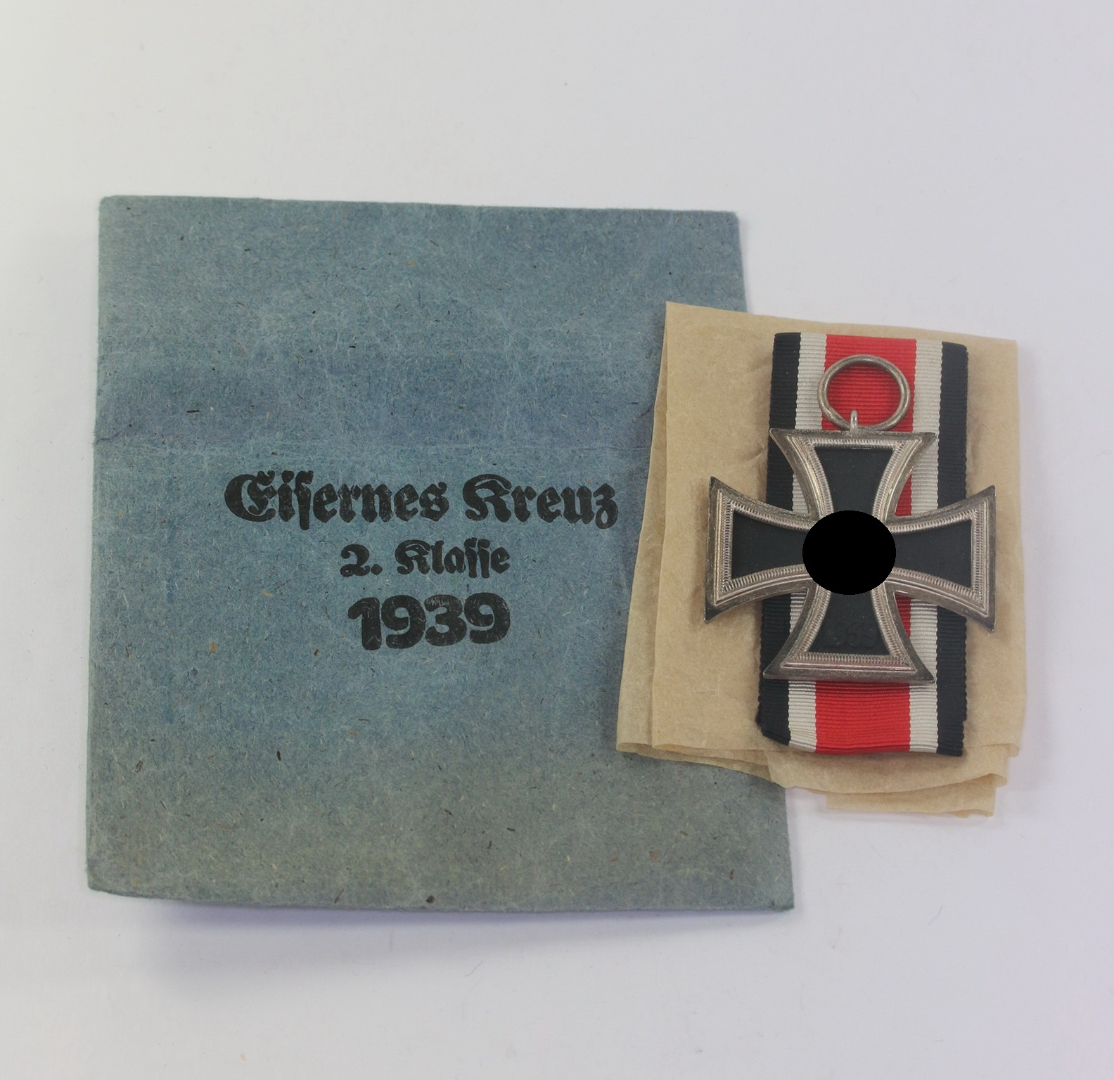  Eisernes Kreuz 2. Klasse 1939, Hst. 65, in Verleihungstüte Klein & Quenzer AG Oberstein – Bild 1